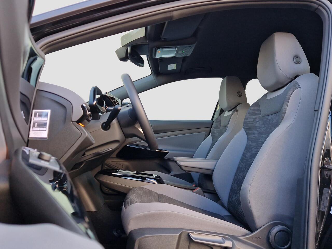 Volkswagen ID.4 Pure 52 kWh | Verwarmde Voorruit | Apple Carplay / Android Auto | Stoelverwarming | ACC |