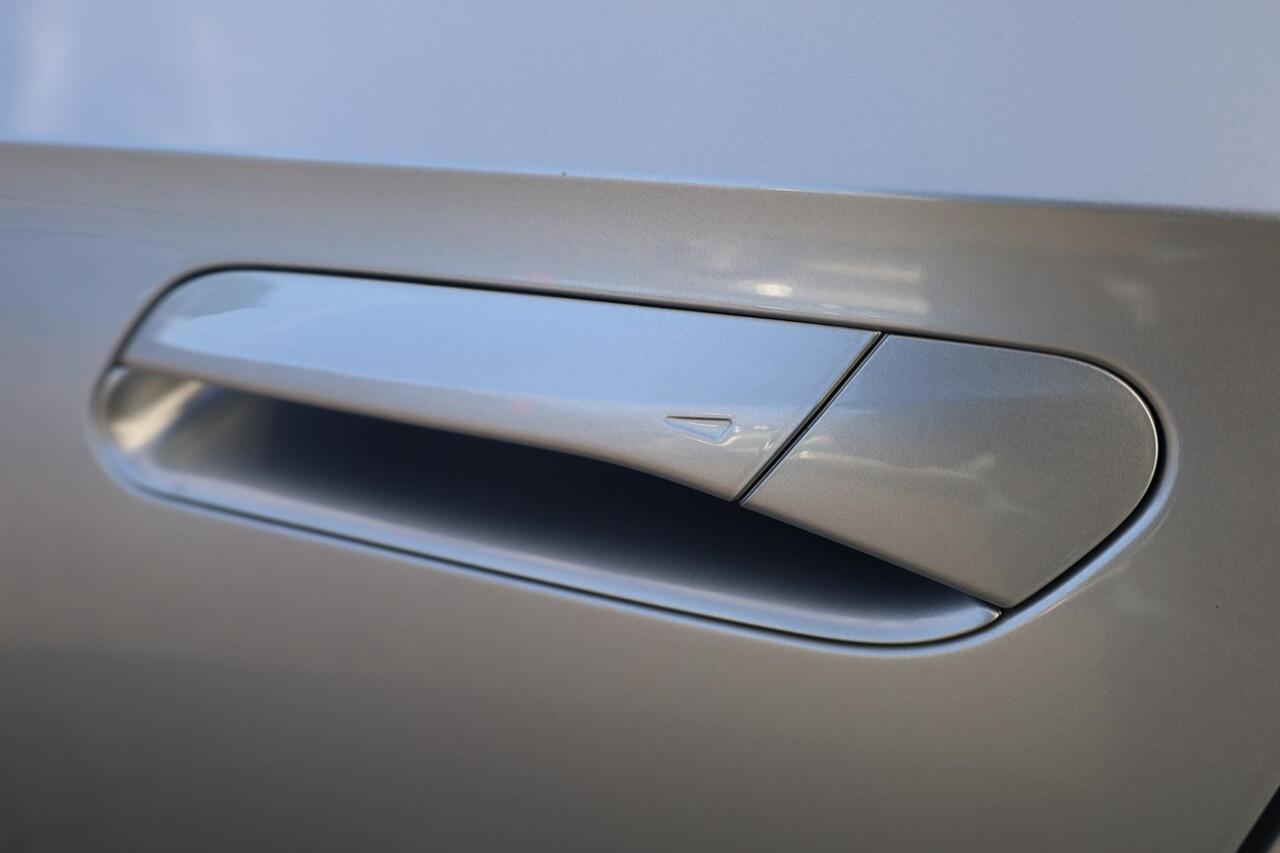 Volkswagen ID.4 Pro 77 kWh SOH 92% warmtepomp, Lederen bekleding met elektrische verstelbare stoelen, rondomzicht camera area view, stuurwiel verwarming, discover pro navigatie, elektrische achterklep, easy open & close, ACC, side assist, 2 zone clima