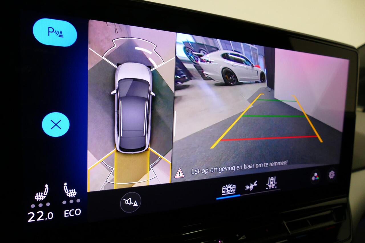 Volkswagen ID.4 First Max 77 kWh / SOH 92% / Panoramadak / Matrix LED IQ.Light / Elektr. verstelbare voorstoelen + memory / HUD Augmented Reality / Rondomzichtcamera / Apple Carplay - Android Auto / Stoelverwarming / 21'' LMV / Keyless / Achteruitrijcamera / Navigatie / 