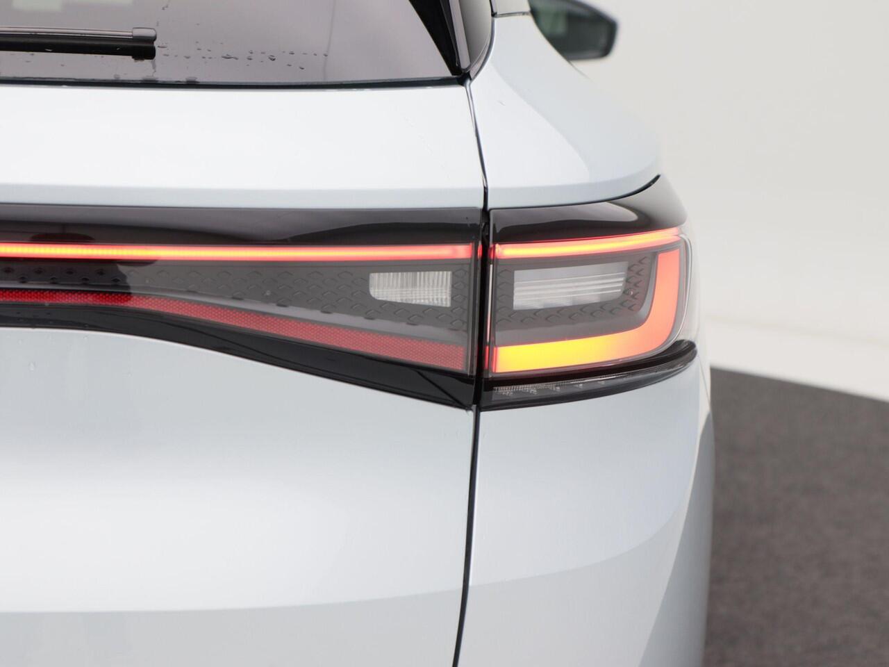 Volkswagen ID.4 Pro Limited Edition 77 kWh | Trekhaak | Stoel- & Stuurverwarming | Navigatie | Adaptieve Cruise Control |