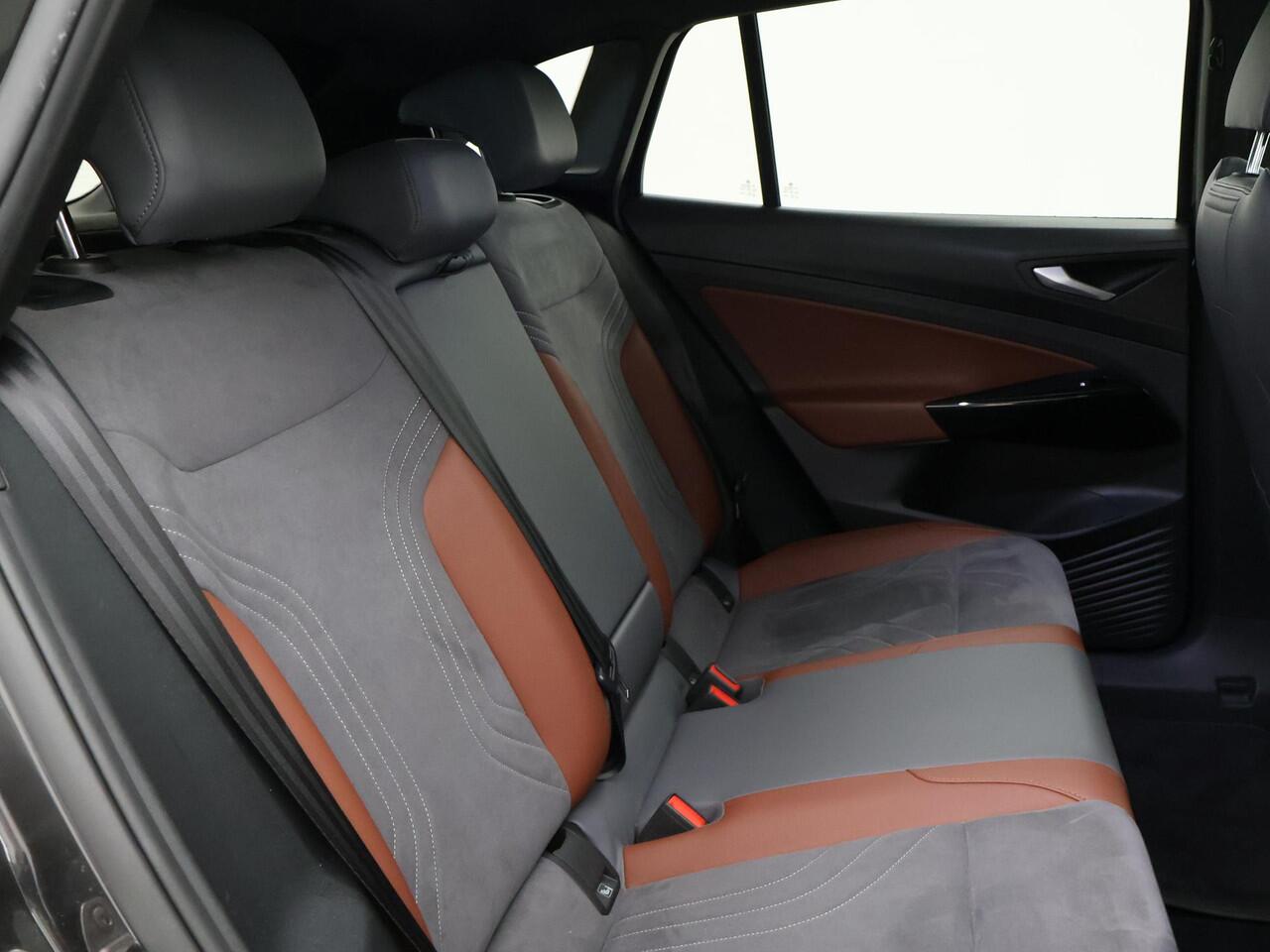 Volkswagen ID.4 First 77 kWh 1st EDITION + WEGKL. TREKHAAK | 20 INCH | CAMERA | STOELVERW. | APPLE CARPLAY