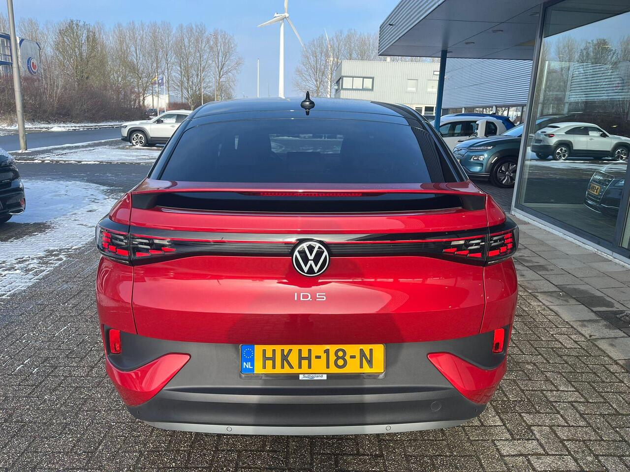 Volkswagen ID.5 Pro 77 kWh | Stoel- en stuurwielverwarming | Achteruitrijcamera | 20 inch velgen | Getint glas | Navigatie