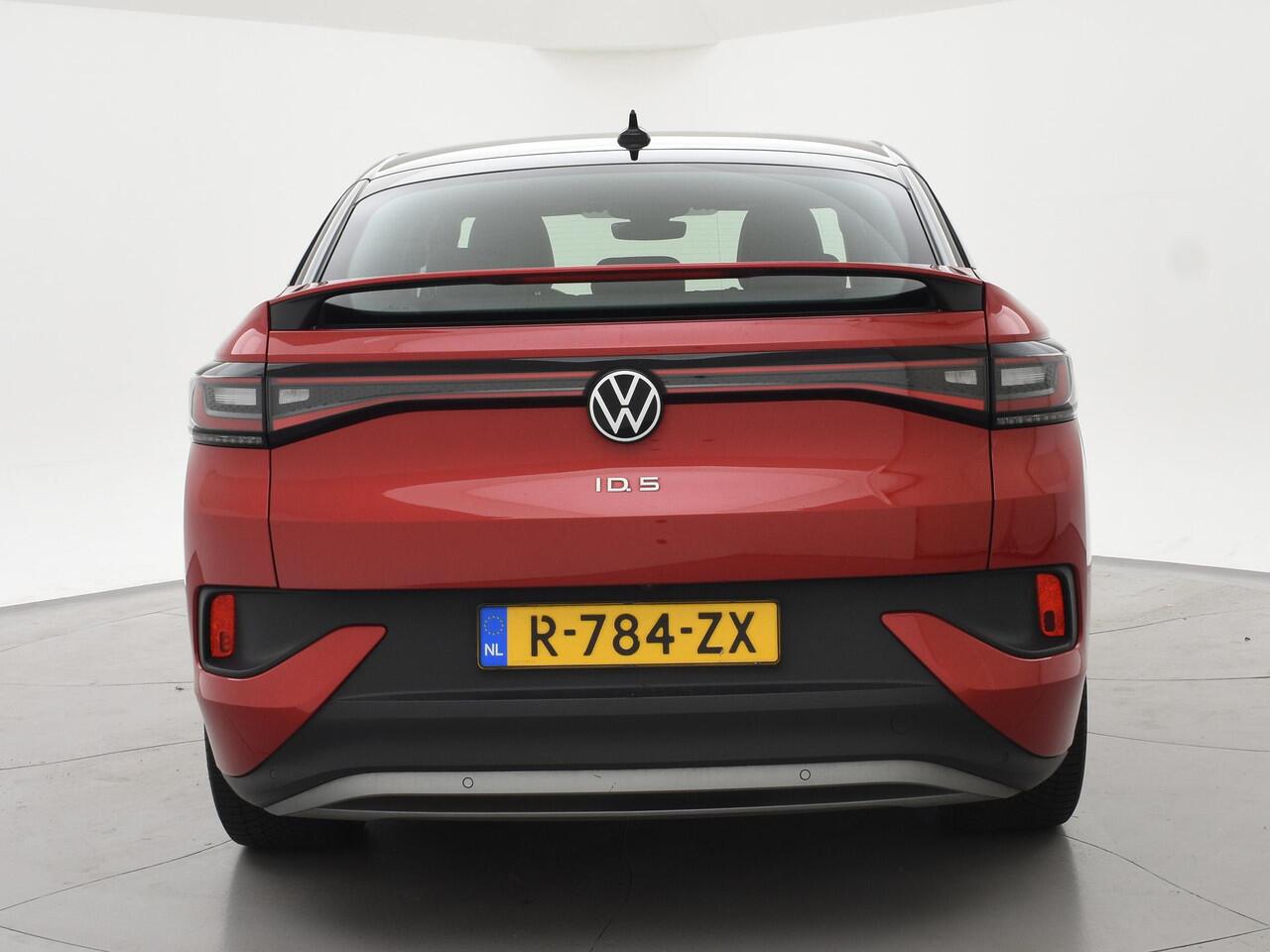 Volkswagen ID.5 PRO 77 kWh *KINGS RED* + STUUR/STOELVERWARMING | SFEERVERLICHTING | ORIG. NL