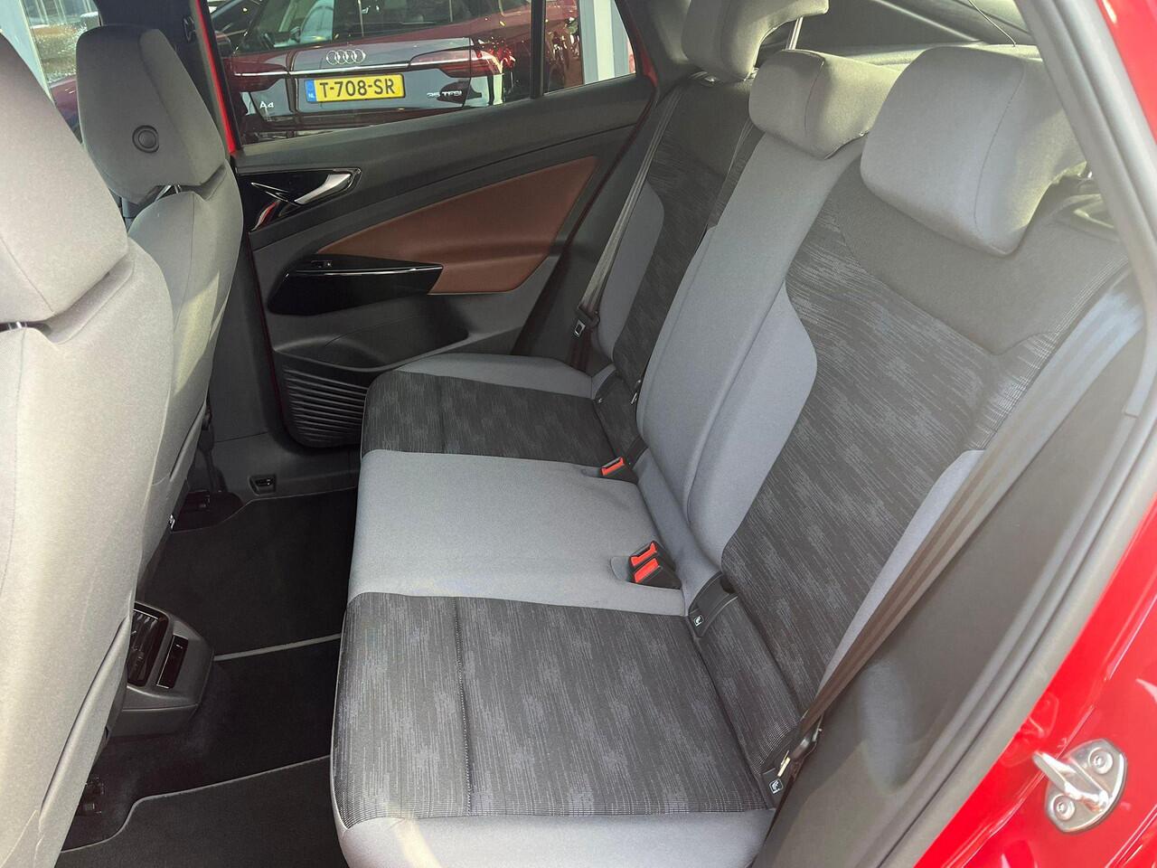 Volkswagen ID.5 Pro 77 kWh | Stoel- en stuurwielverwarming | Achteruitrijcamera | 20 inch velgen | Getint glas | Navigatie