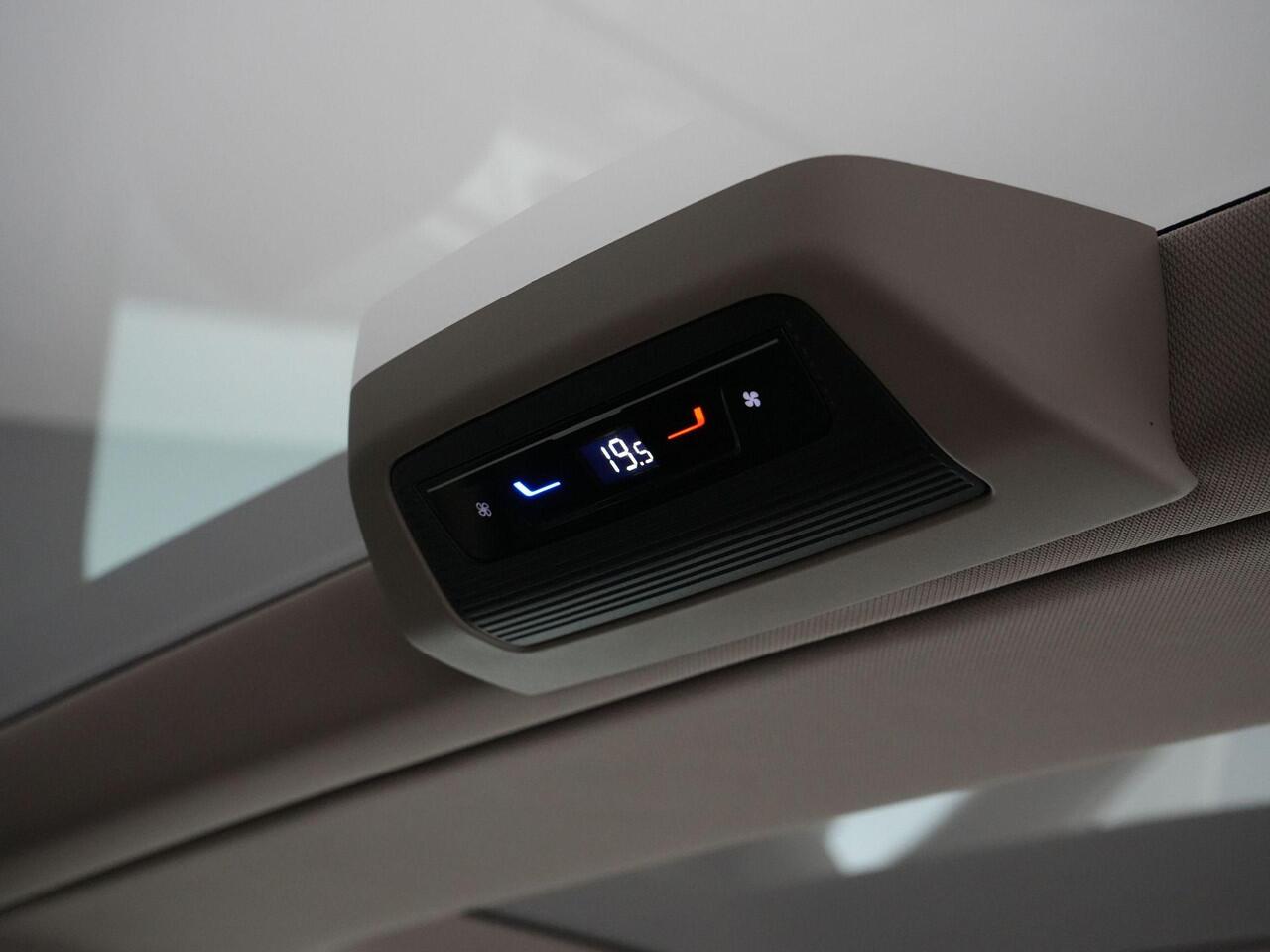 Volkswagen MULTIVAN 7-zits 1.4 eHybrid 218 pk DSG L2H1 Life Business | Panoramadak | IQ Light | Achteruitrijcamera | Stoelverwarming