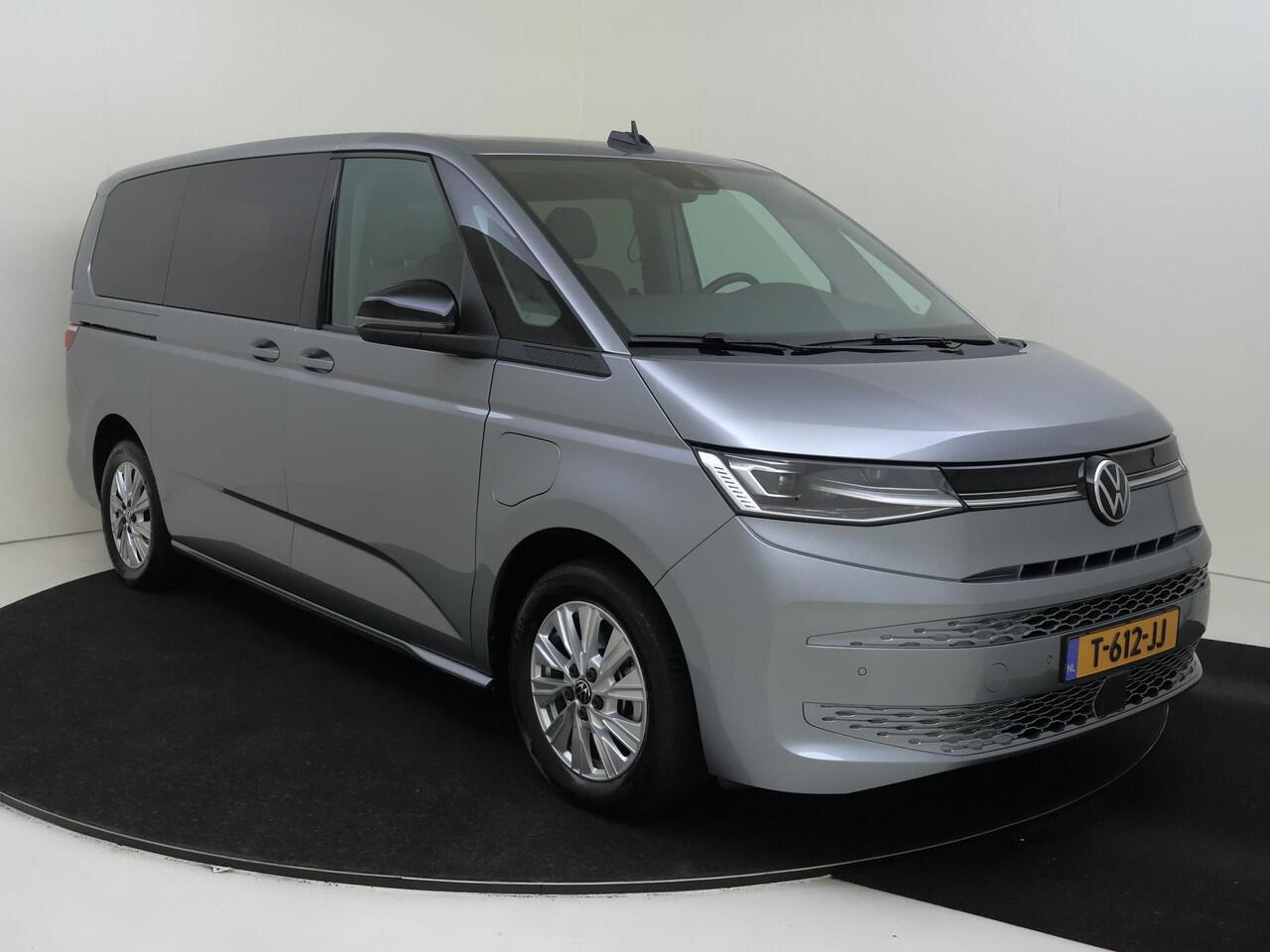 Volkswagen MULTIVAN 1.4 eHybrid L2H1 Life 6 versnellingen DSG | Verwarmbare voorstoelen, gescheiden regelbaar | Uitwijk- en afsla-assistent | Lichtmetalen velgen 17" (6,5J X 17) "Dundrod"(zilver) | Top pakket |