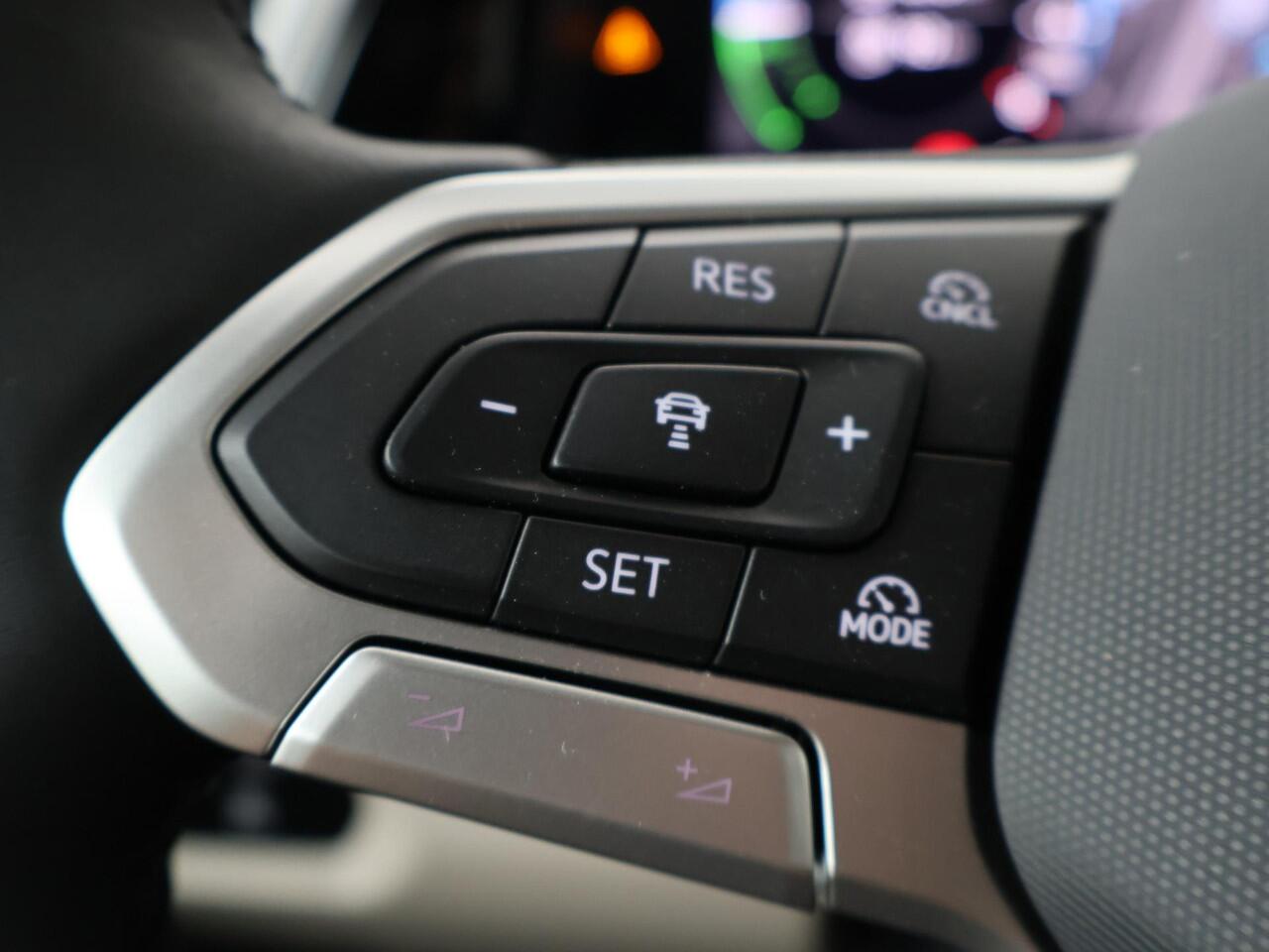 Volkswagen MULTIVAN Bedrijfswagens Economy Business L2 1.5 eHybrid EU6 180 kW (245pk) | Bestelwagen toegestaan voor ALLE ZERO Emissie Milieu-zones M1-Kenteken | Schot laadruimte achter voorstoelen | Houten Laadvloer | Prijs excl. BTW