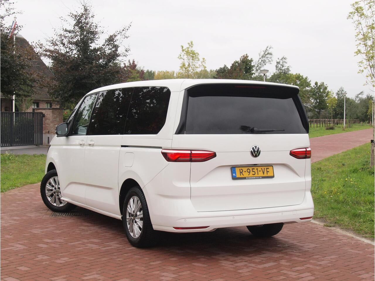 Volkswagen MULTIVAN 1.4 eHybrid L2H1 Life | 7 persoons | Camera | Apple Carplay | NL-Auto |