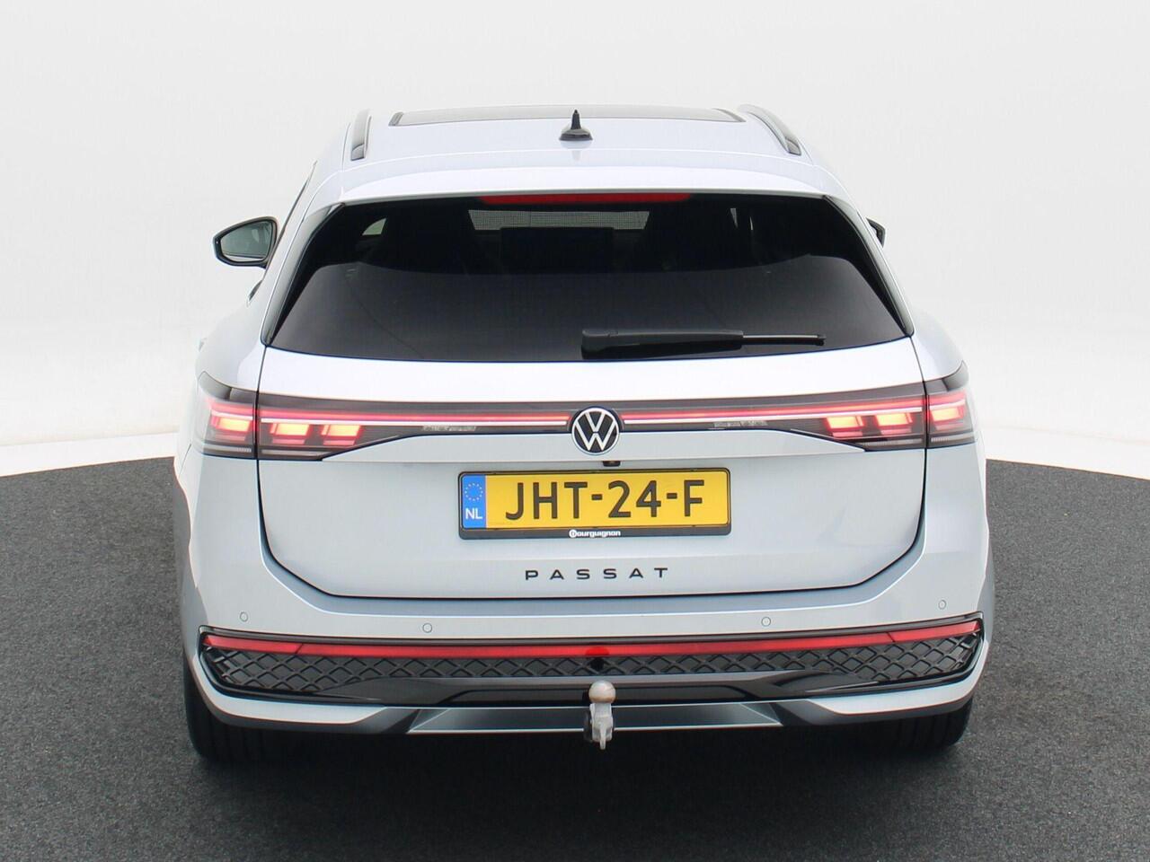 Volkswagen PASSAT Variant 1.5 eHybrid 272 Pk Automaat R-Line Edition | Trekhaak | Black Style | Panoramadak | Digitale Cockpit | Sporstoelen | Adaptive Cruise | Head-up | Carplay | 18 Inch | 13.658 Km!!