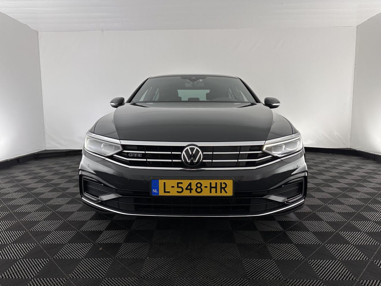 Volkswagen PASSAT 1.4 TSI GTE Business (Plug-In) (INCL-BTW) Aut. *FULL-LED | DIGI-COCKPIT | ADAPTIVE-CRUISE | NAVI-FULLMAP | KEYLESS | DAB+ | COMFORT-SEATS | SHIFTPADDLES | PRIVACY-GLASS | PDC | CAMERA | CARPLAY | 17''ALU*