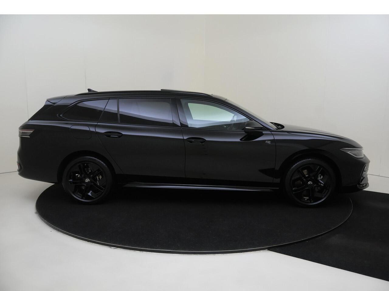 Volkswagen PASSAT Variant 1.5 eHybrid R-Line Edition | Panoramadak | Trekhaak | Head-up display | Parkeerassistent | Black style | Adaptieve demping | Stoelverwarming voor en achter | Dodehoek detectie |