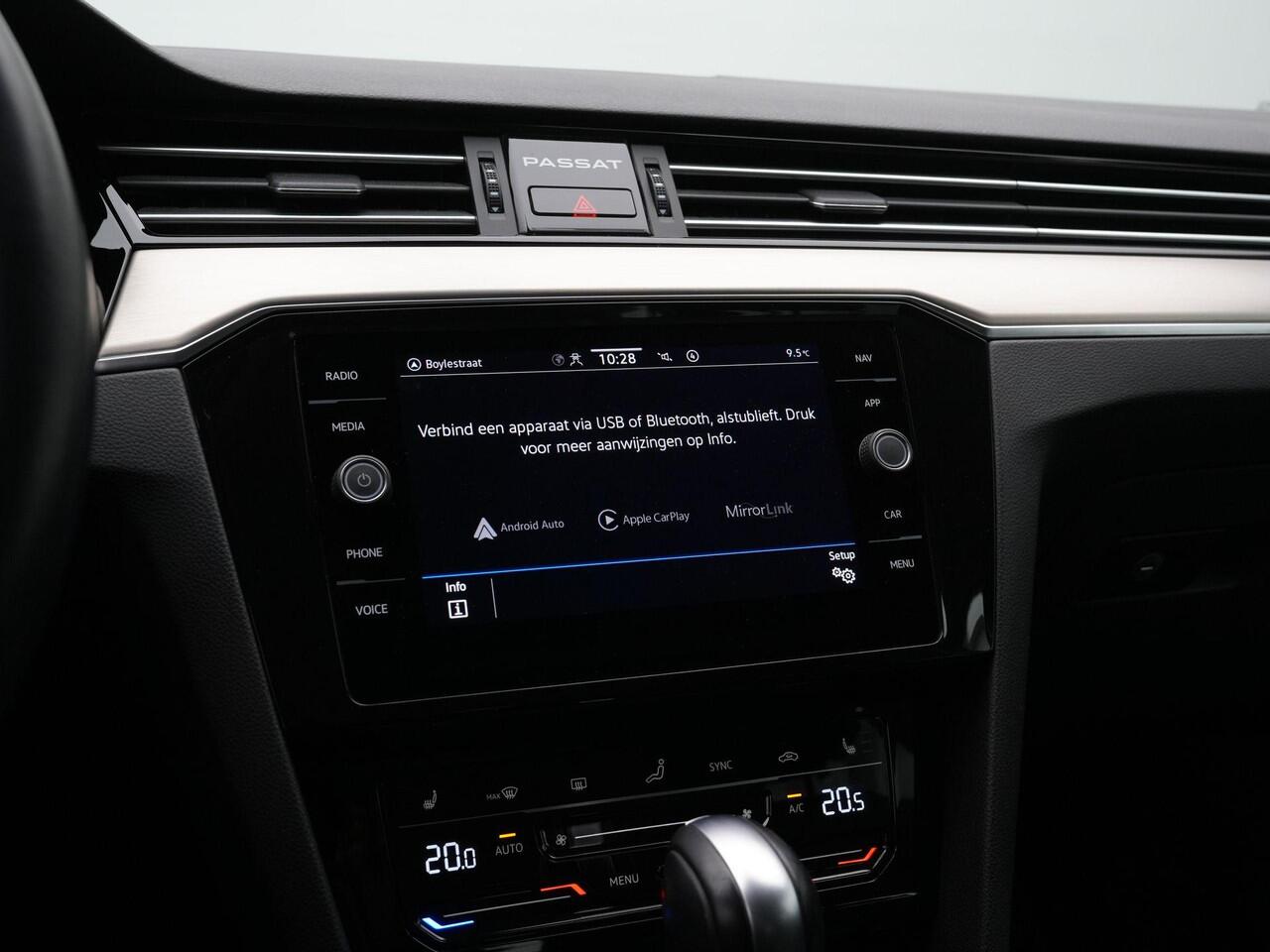 Volkswagen PASSAT Variant 1.5 TSI 150 pk DSG Elegance | Trekhaak | Head-up display | Leder/alcantara | Achteruitrijcamera