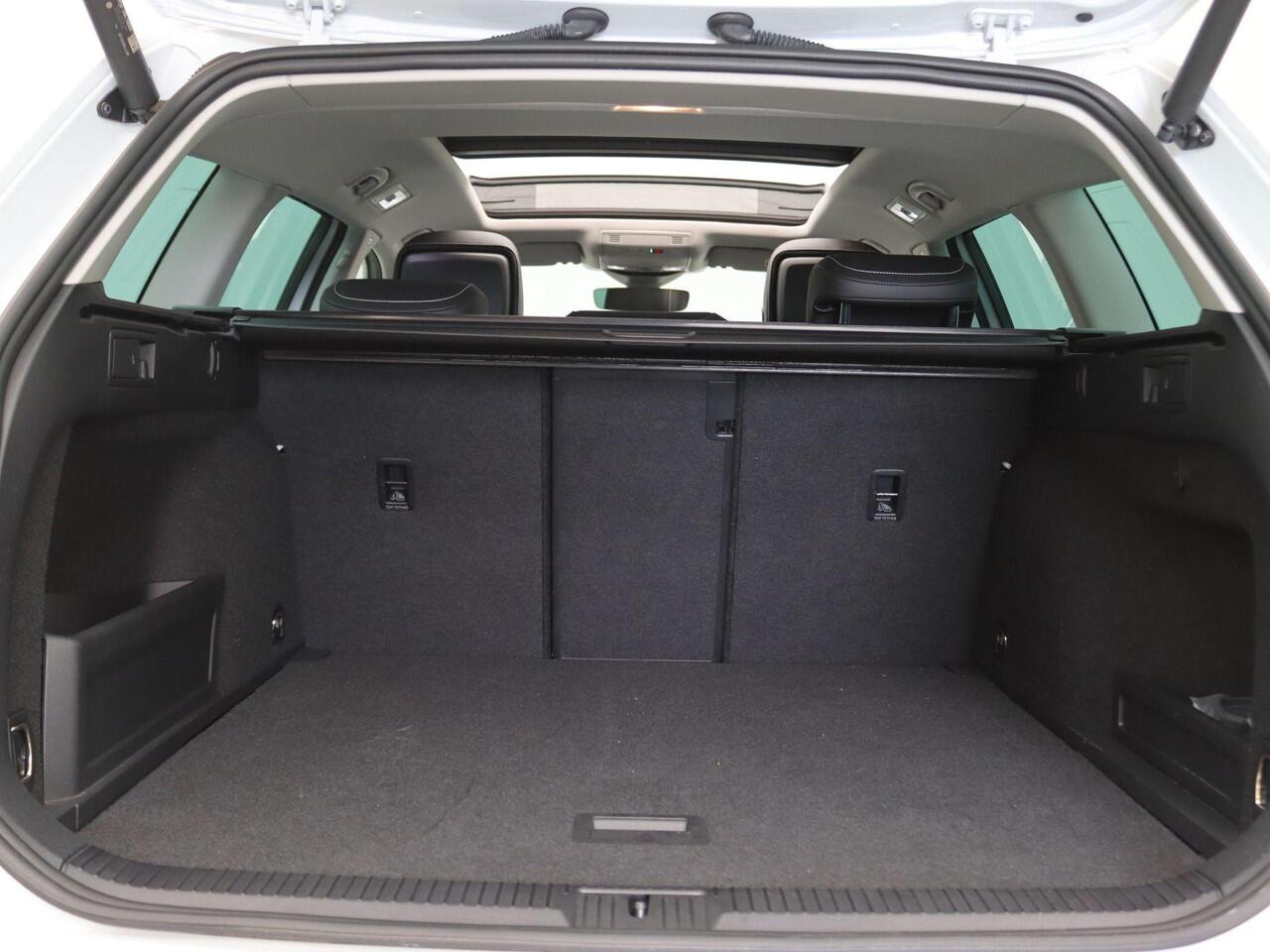 Volkswagen PASSAT Variant 1.4 TSI PHEV GTE Business 218PK DSG 360gr. Camera, Elektr. Achterklep, Digital Cockpit, Stoelverwarming, Keyless, 18" LM Velgen, Pano-Schuifdak, Adaptive cruise control