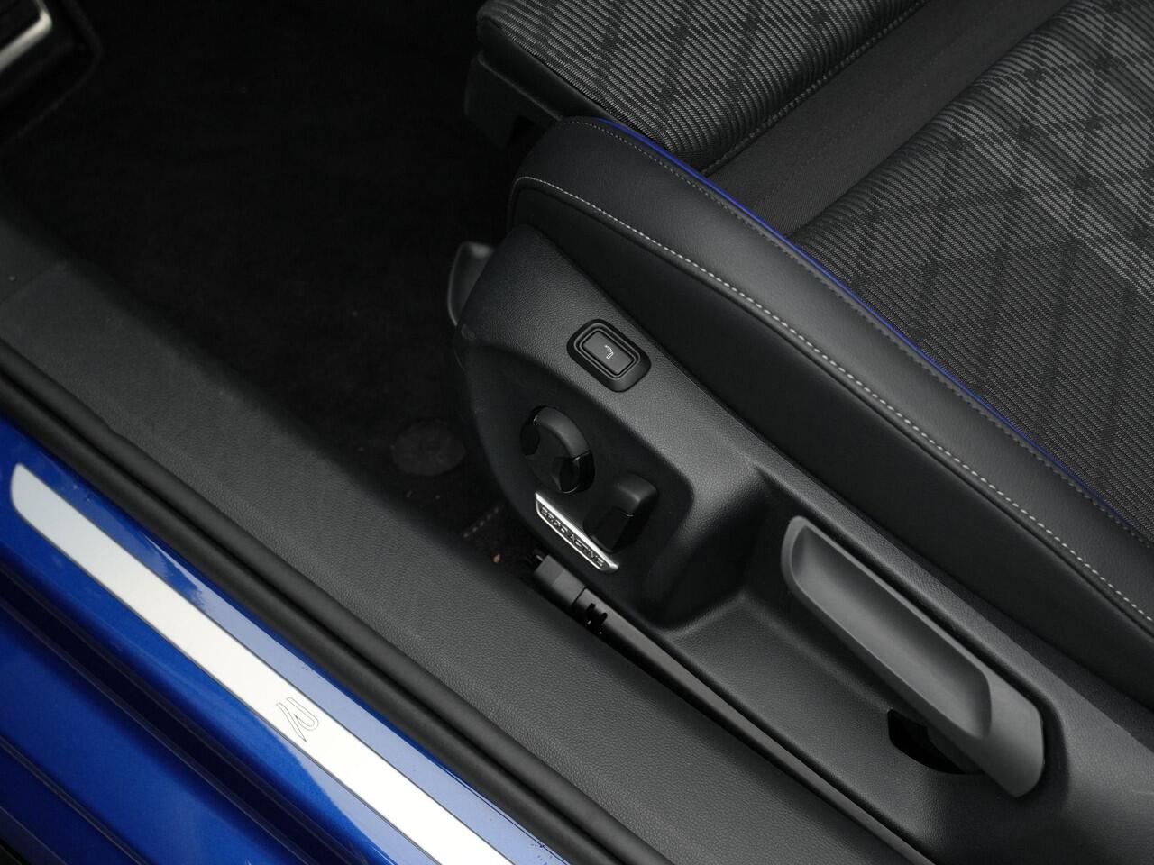 Volkswagen PASSAT Variant 1.5 eHybrid 272 pk DSG R-Line Edition | Panoramadak | Trekhaak | Adaptief onderstel | Head-up display | IQ Light | Achteruitrijcamera