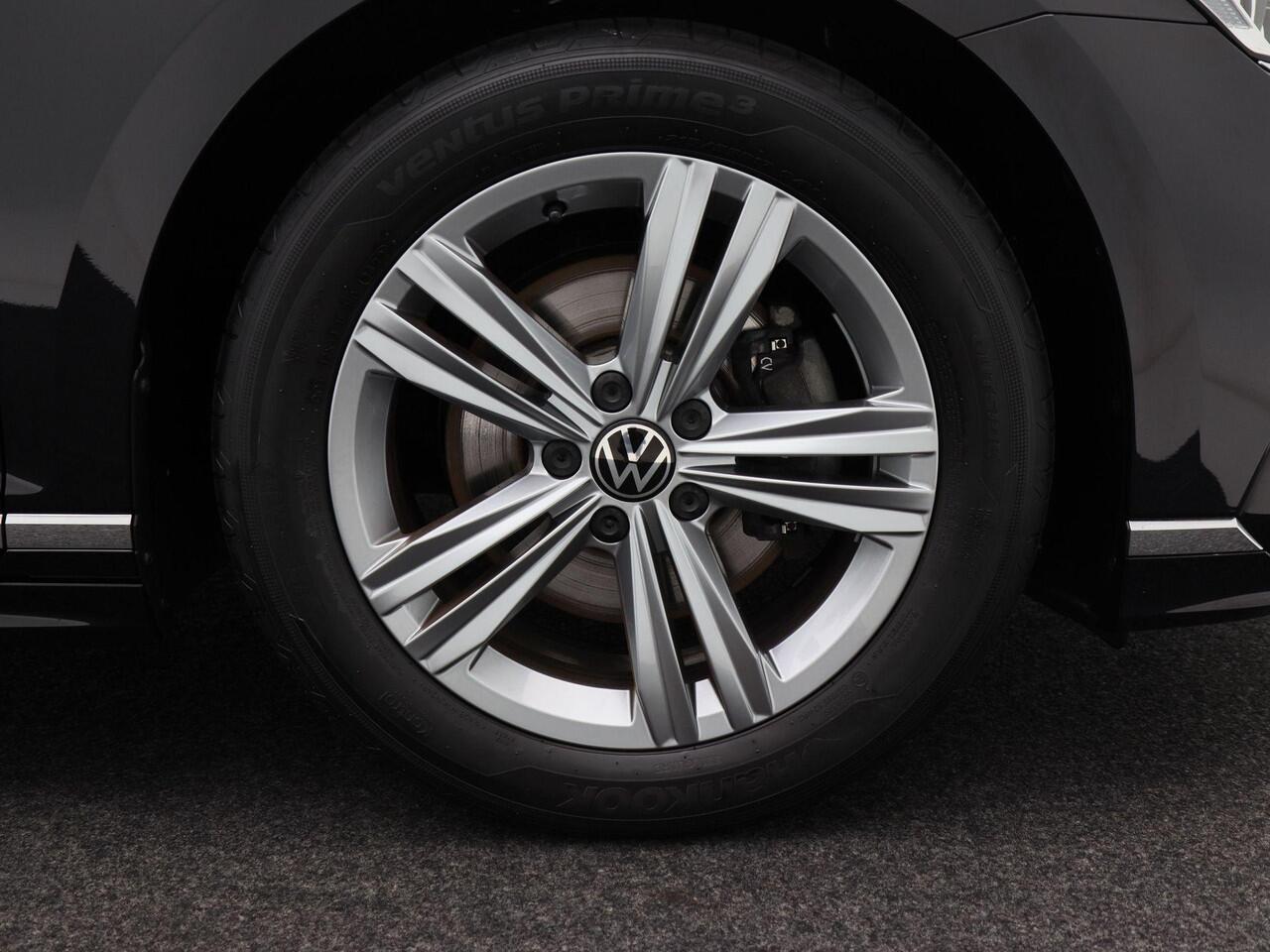Volkswagen PASSAT Variant 1.5 TSi 150 Pk Automaat R-Line Business + | Panorama Dak | Carplay | Elektrische Achterklep | Stoel Verwarming | Leder Alcantara Bekleding | Full LED | 17 Inch | 53.430 km!!