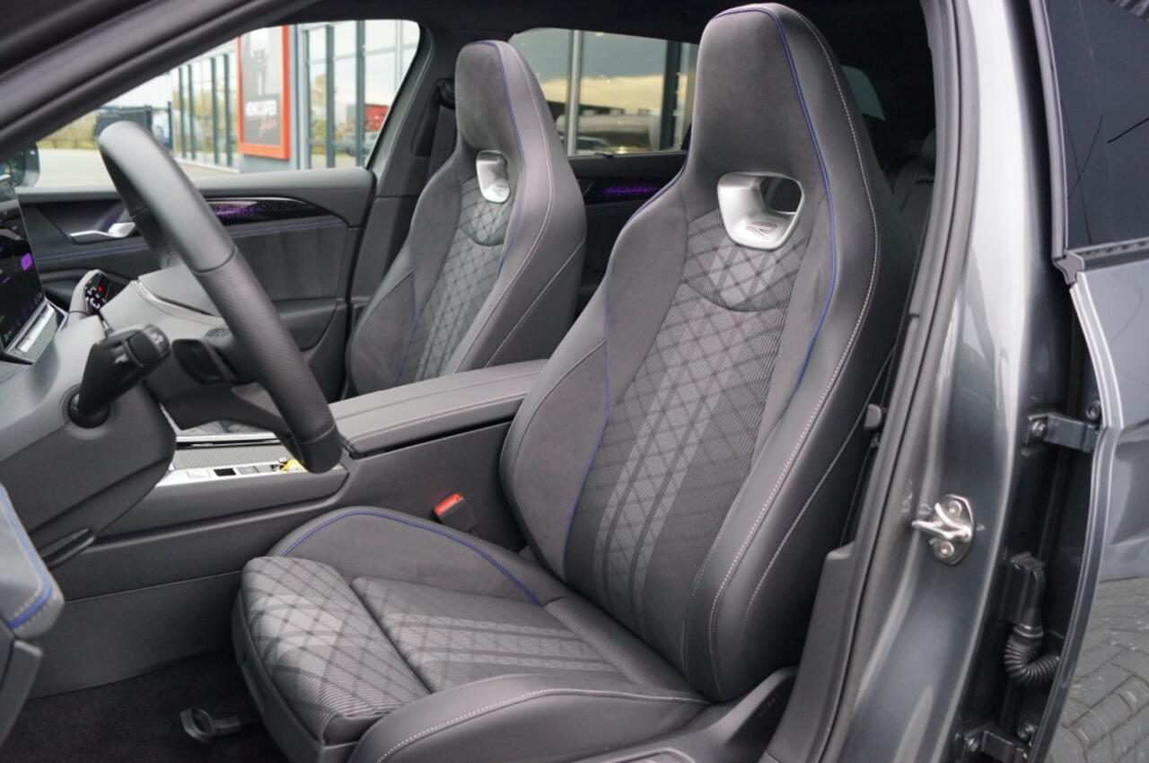 Volkswagen PASSAT 2.0 TDI DSG R-Line Black st. 150pk/ Panodak/ Head-up/ Trekhaak wegkl./ Camera /Navi