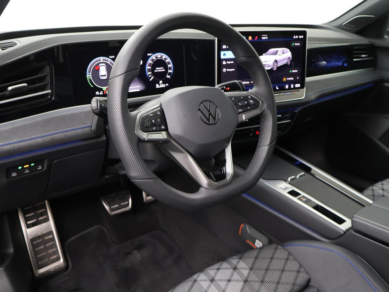 Volkswagen PASSAT Variant 1.5 eHybrid 204pk DSG R-Line Edition | Harman Kardon | Trekhaak met wegklapbare kogel | Travel Assist | Area View 360 graden camera |