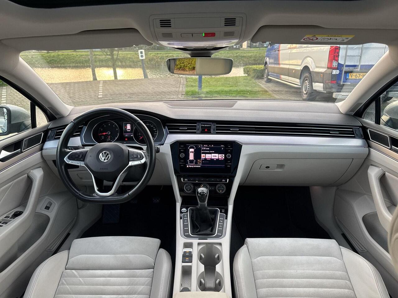 Volkswagen PASSAT Variant 1.5 TSI Elegance | 150 pk | Pano Dak | Trekhaak | ERGO Massage | A-Camera |