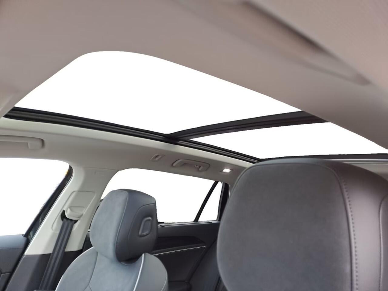 Volkswagen PASSAT Variant 2.0 TDI 150 PK Automaat Panorama-Schuifdak Massage ACC Trekhaak LED