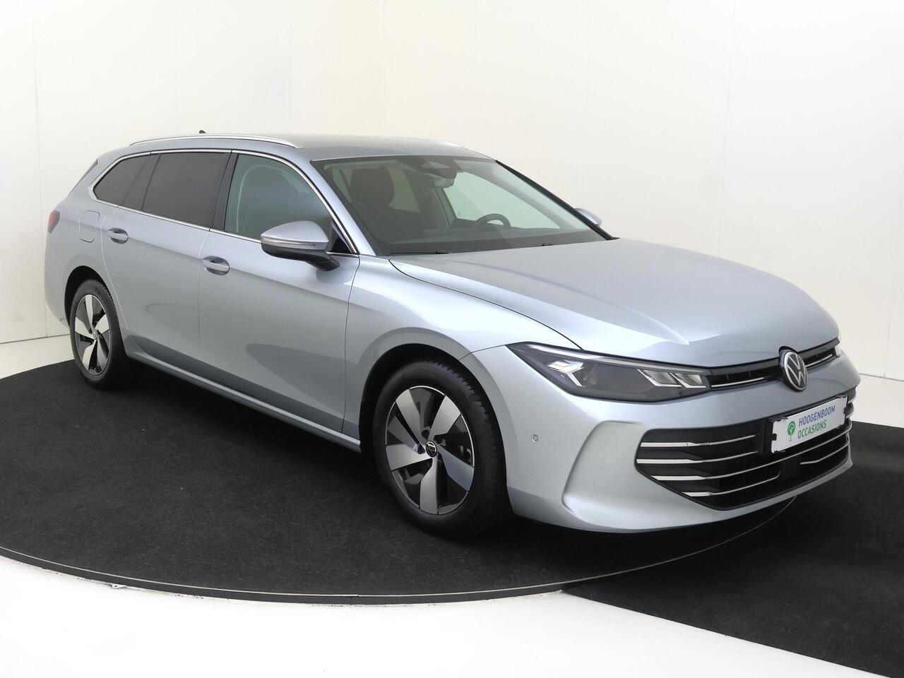 Volkswagen PASSAT Variant 1.5 eHybrid Business | Trekhaak | Adaptieve demping systeem | 3-zone airco | Head-up display | Achteruitrijcamera | Dodehoek detectie | Adaptieve cruise control | Stoel- en stuurwielverwarming |