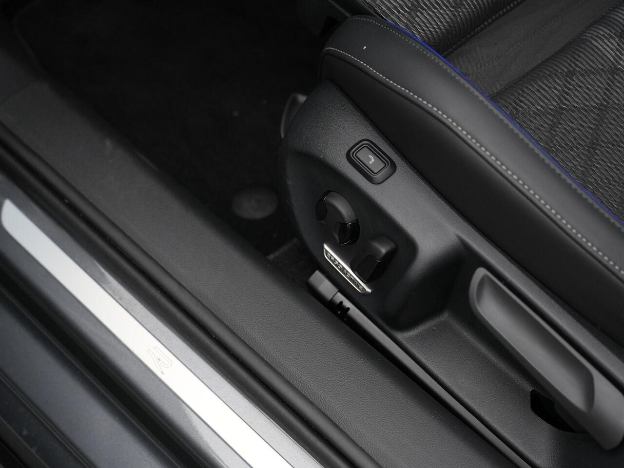 Volkswagen PASSAT Variant 1.5 eHybrid 272 pk DSG R-Line Edition | Panoramadak | Trekhaak | Adaptief onderstel | Head-up display | Rondomzicht camera | Harman/Kardon | IQ Light