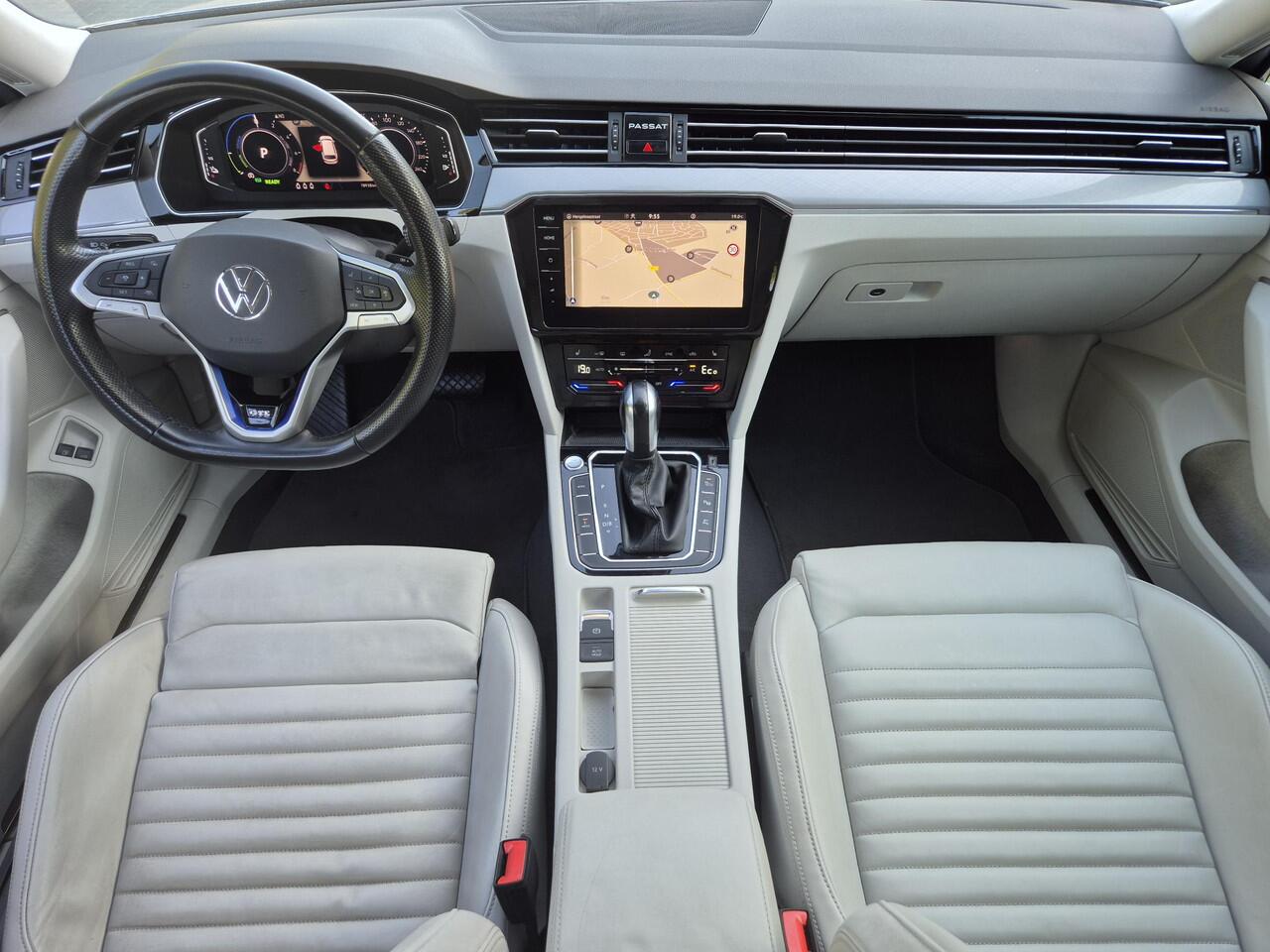 Volkswagen PASSAT Variant 1.4 TSI PHEV GTE Business Automaat / Lederen Bekleding / Schuif & Kanteldak / Trekgewicht 1.600 KG / Apple Carplay & Android Auto / 360 Graden Camera / Adaptieve Cruise Control / Stoelverwarming / Dynaudio / Lichtmetalen Velgen / Navigatie / Parke