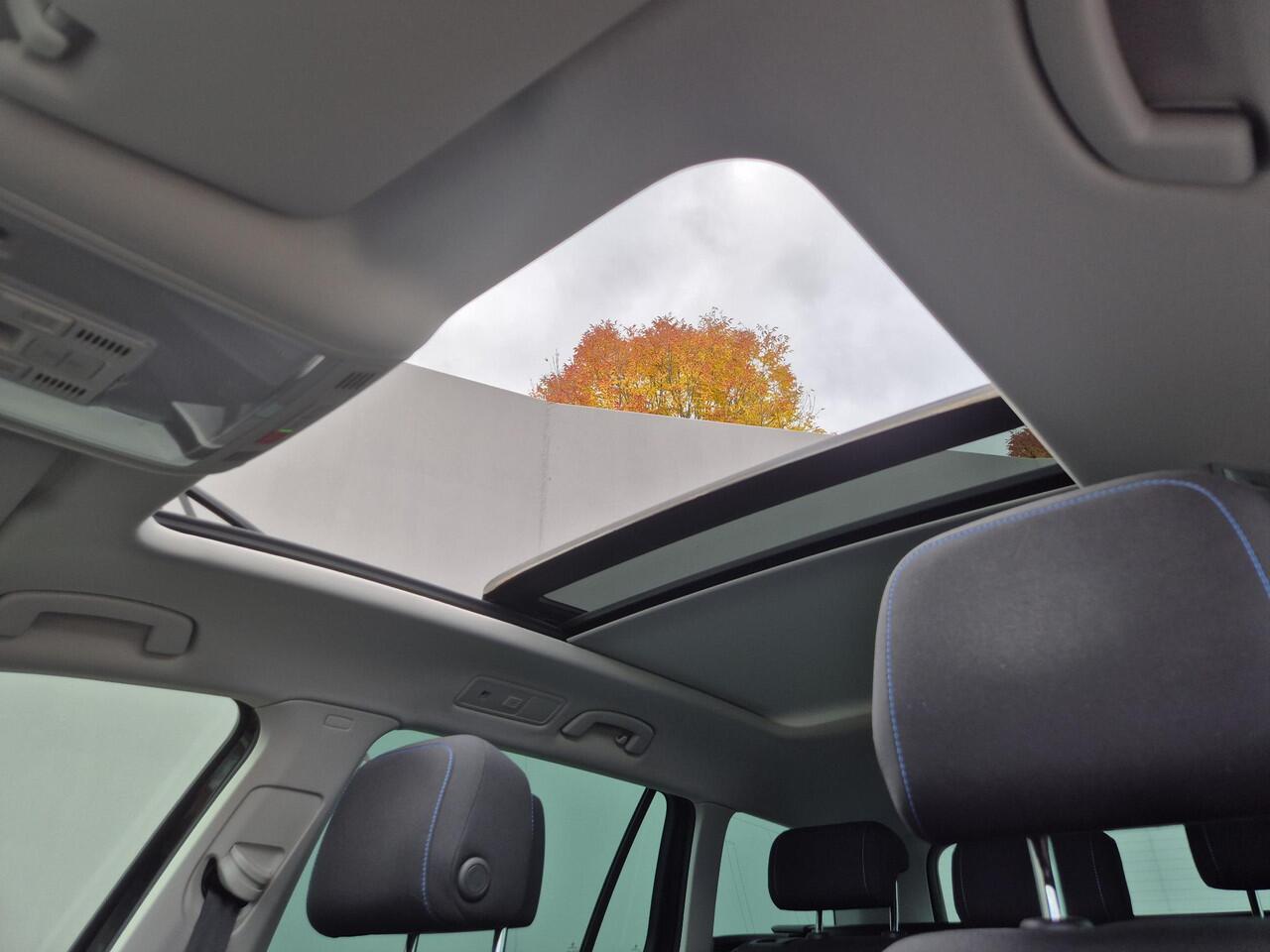 Volkswagen PASSAT Variant 1.4 TSI DSG6 GTE Business Automaat / Dealer onderhouden / Pack Adventure / Trekgewicht 1600 kg / Elektrisch wegklapbare trekhaak / Glazen schuif- en kanteldak / Elektrische achterklep / Achteruitrijcamera / Keyless Entry/Start / Stoelverwarming /