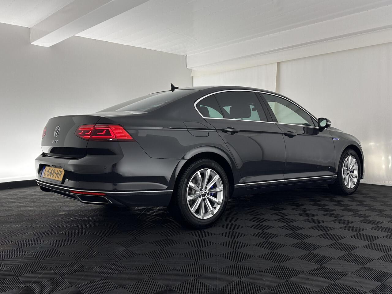 Volkswagen PASSAT 1.4 TSI GTE Business (Plug-In) (INCL-BTW) Aut. *FULL-LED | DIGI-COCKPIT | ADAPTIVE-CRUISE | NAVI-FULLMAP | KEYLESS | DAB+ | COMFORT-SEATS | SHIFTPADDLES | PRIVACY-GLASS | PDC | CAMERA | CARPLAY | 17''ALU*