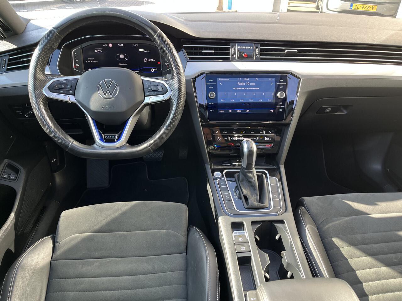 Volkswagen PASSAT Variant 1.4 TSI PHEV GTE Business / AUTOMAAT/ PANO/ ALCANTARA/ ELEKTR. TREKHAAK/ HEAD-UP DISPLAY/ KEYLESS/ MATRIX/ 3-ZONE CLIMA/ APP-CONNECT/ ADAPT. CRUISE/ NAVI/ STOEL VERWARM./ DIGITAL DASH