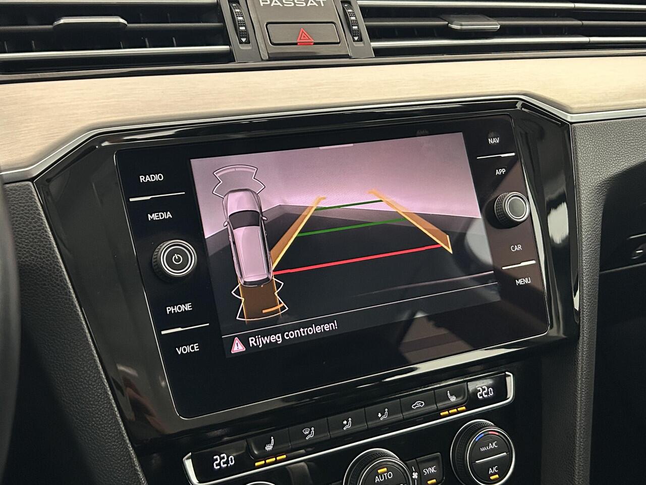 Volkswagen PASSAT Variant 1.5 TSI 150pk DSG Business Camera Stoelverwarming Navigatie