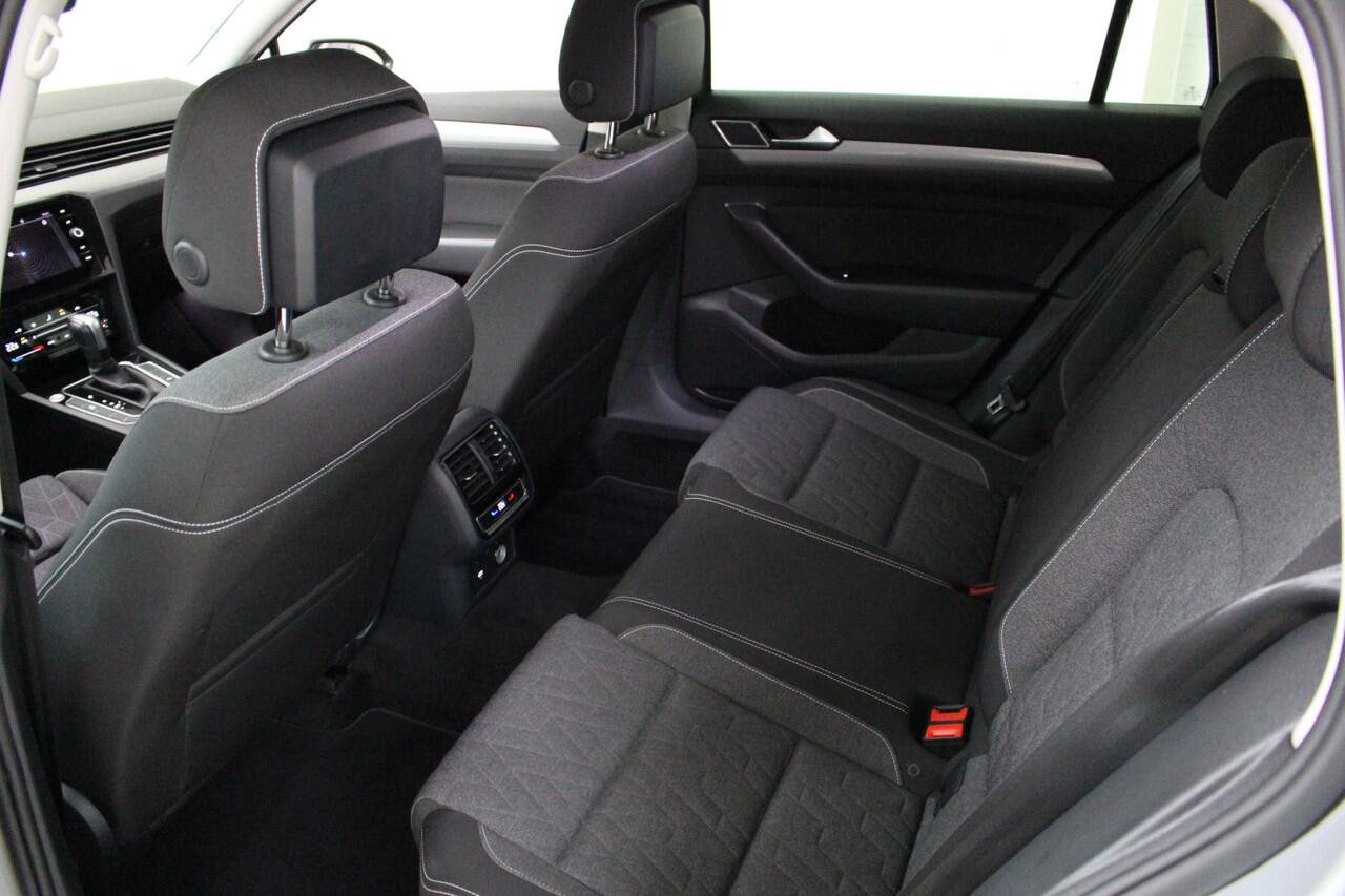 Volkswagen PASSAT Variant 1.5 TSI Business DSG Automaat Navigatie | Climate Control | Parkeersensoren | Lichtmetalen velgen