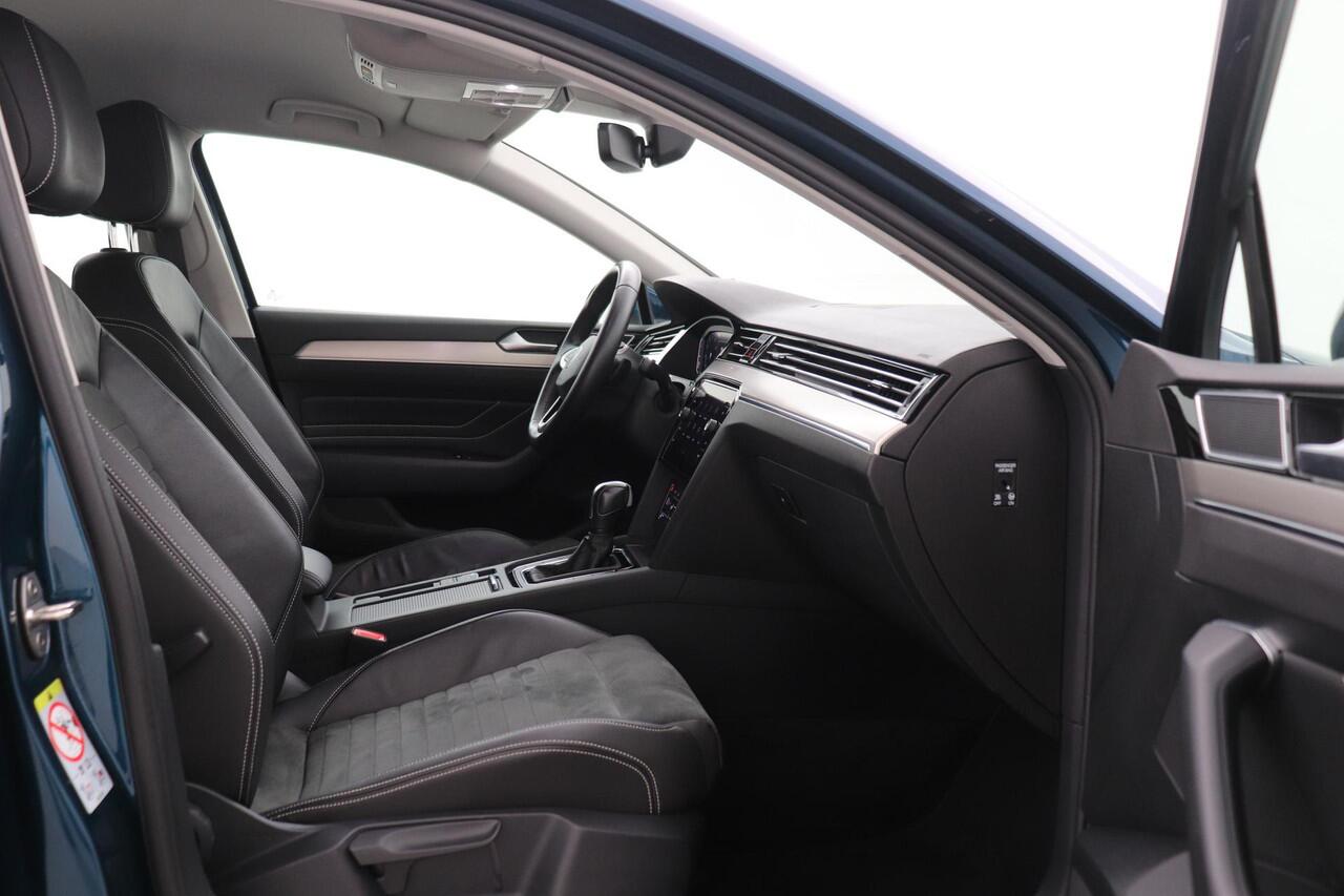 Volkswagen PASSAT 1.5 TSI Elegance | ACC | Stoelverwarming | Camera | Keyless | Elektrische Achterklep