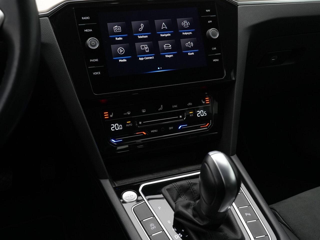 Volkswagen PASSAT Variant 1.5 TSI 150 pk DSG Elegance | Trekhaak | Head-up display | Leder/alcantara | Achteruitrijcamera