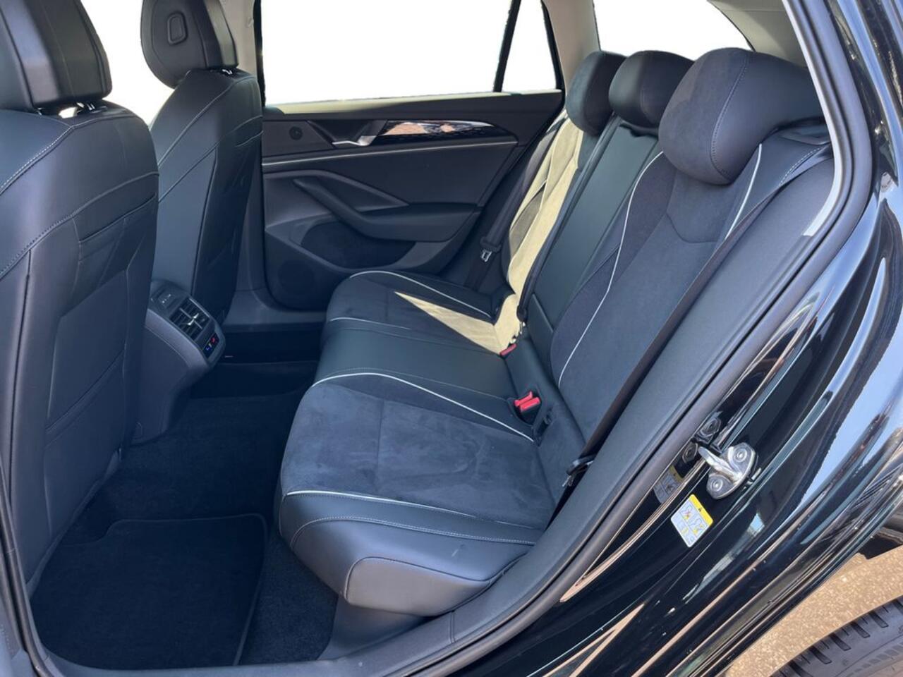 Volkswagen PASSAT Variant 2.0 TDI 150 PK DSG ACC LED 360 Camera Trekhaak Massage