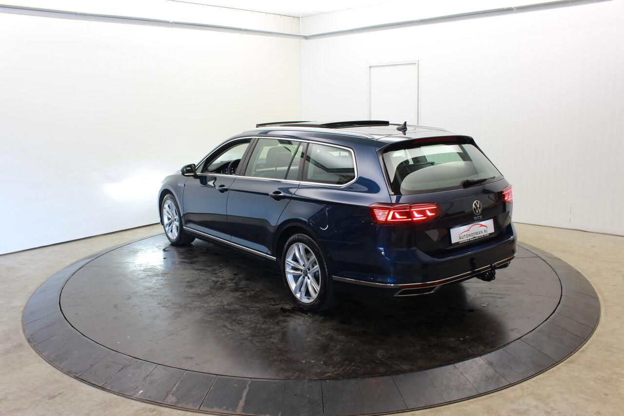 Volkswagen PASSAT GTE Head-up Disp Pano 360°Cam eLTrekh+aKlep Memo-seats Dhoek Det