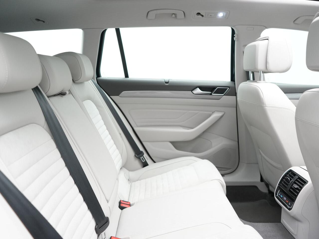 Volkswagen PASSAT Variant 1.4 TSI PHEV GTE Highline Plug In Hyrbid 218pk Dealer O.H PHEV | Panodak | Adaptive Cruise | Alcantara Sportstoelen Massage & Verwarmd | Apple Carplay | Camera | Virtual | Navigatie | Keyless | Blis | DAB |