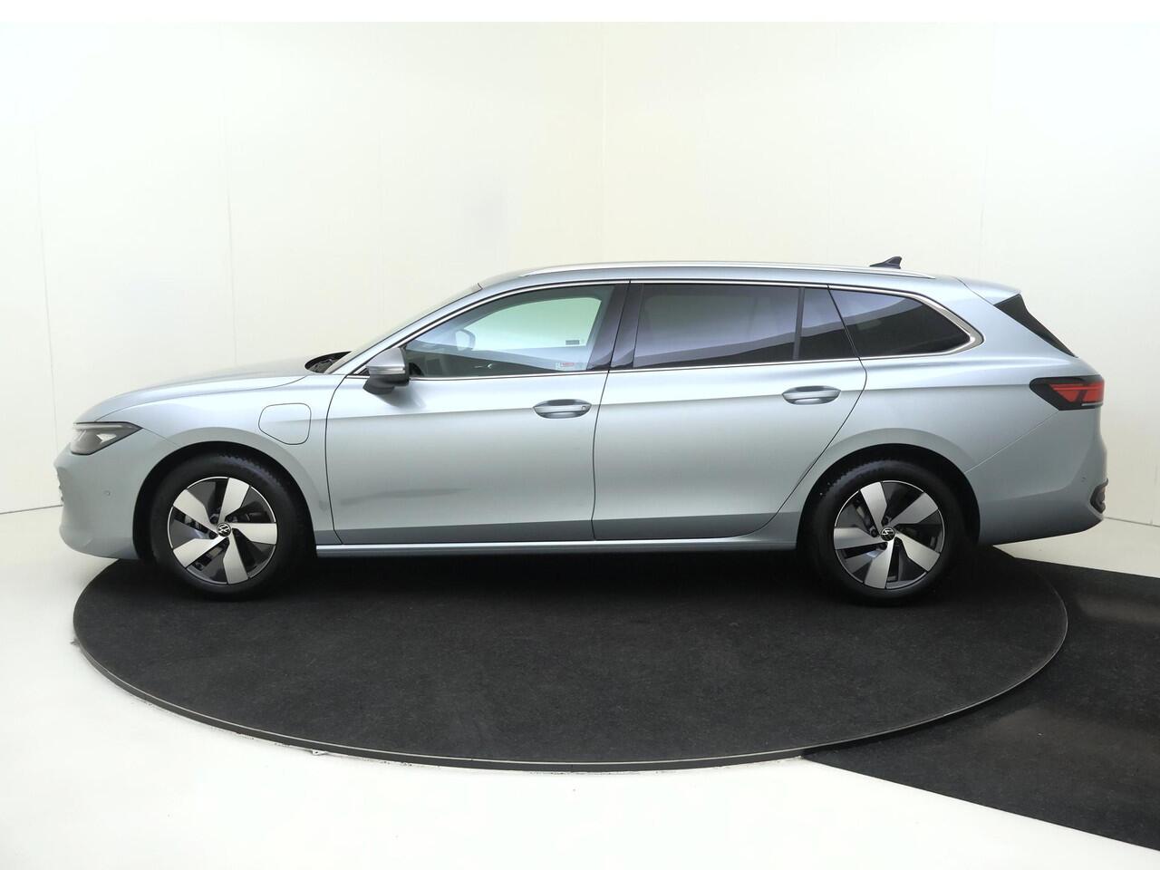 Volkswagen PASSAT Variant 1.5 eHybrid Business | SoH 100% | Trekhaak | Head-up display | Dodehoek detectie | Stoel- en stuurwielverwarming | Parkeerassistent | Navigatie | Adaptieve cruise control | Achteruitrijcamera |