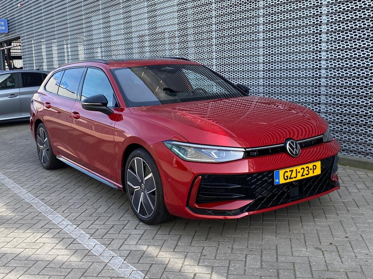 Volkswagen PASSAT Variant 1.5 eTSI 150 PK DSG R-Line Edition / Vollederen R-Line Bekleding / Head Up Display / Harman Kardon / Panoramadak /