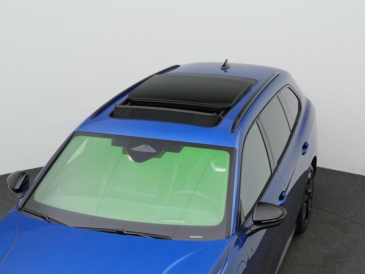 Volkswagen PASSAT Variant 1.5 eHybrid 272 pk DSG R-Line Edition | Panoramadak | Trekhaak | Adaptief onderstel | Head-up display | IQ Light | Achteruitrijcamera