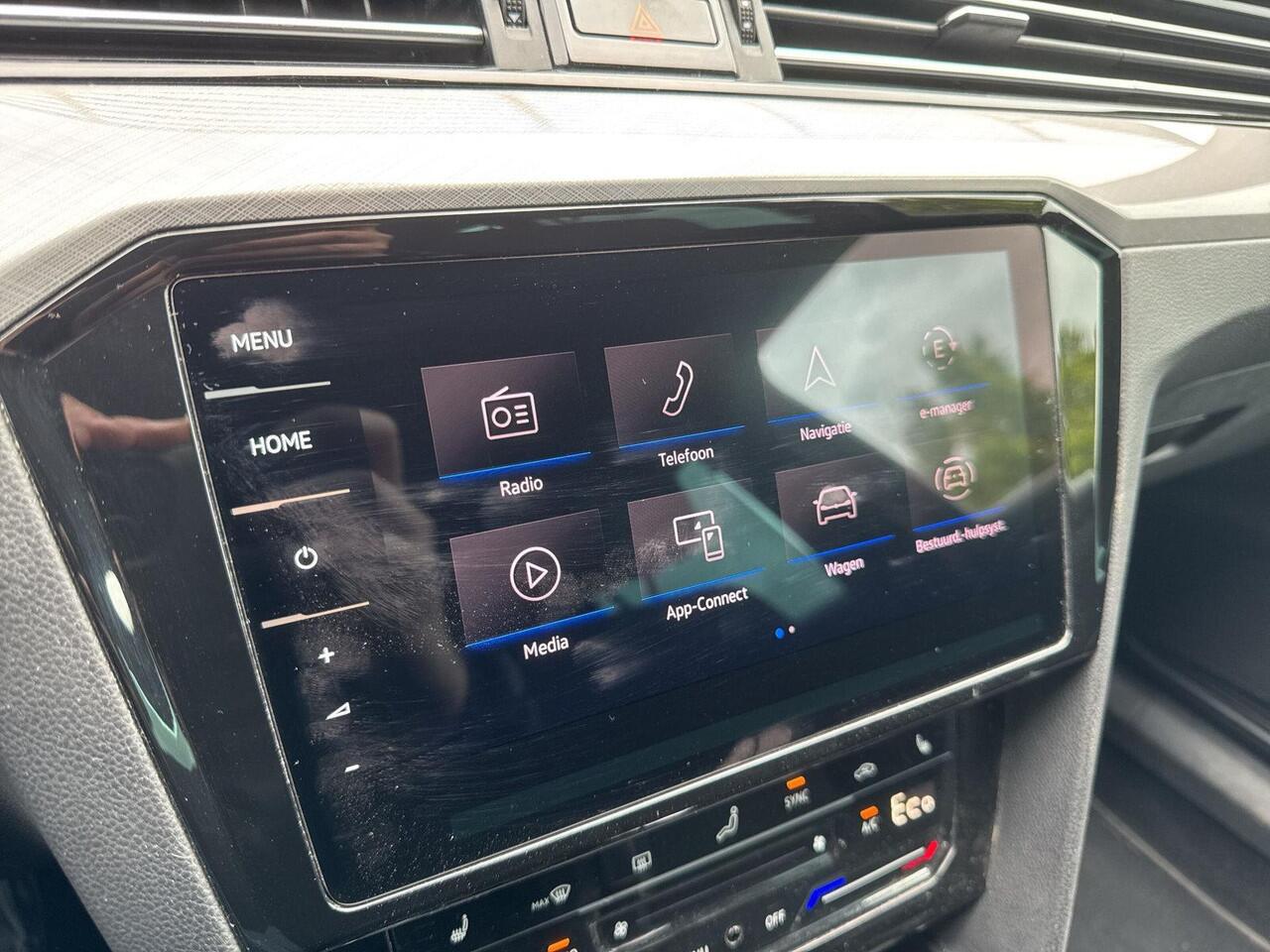 Volkswagen PASSAT Variant 1.4 TSI PHEV GTE Business | 99% SOH | 218 pk | Trekhaak | Pano Dak | ERGO Massage | App Connect |