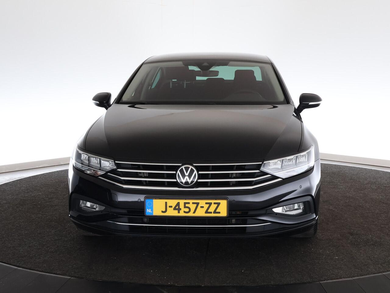 Volkswagen PASSAT 1.5 TSI Comfort Business | Dodehoek | ACC | Winterpack | Keyless |*