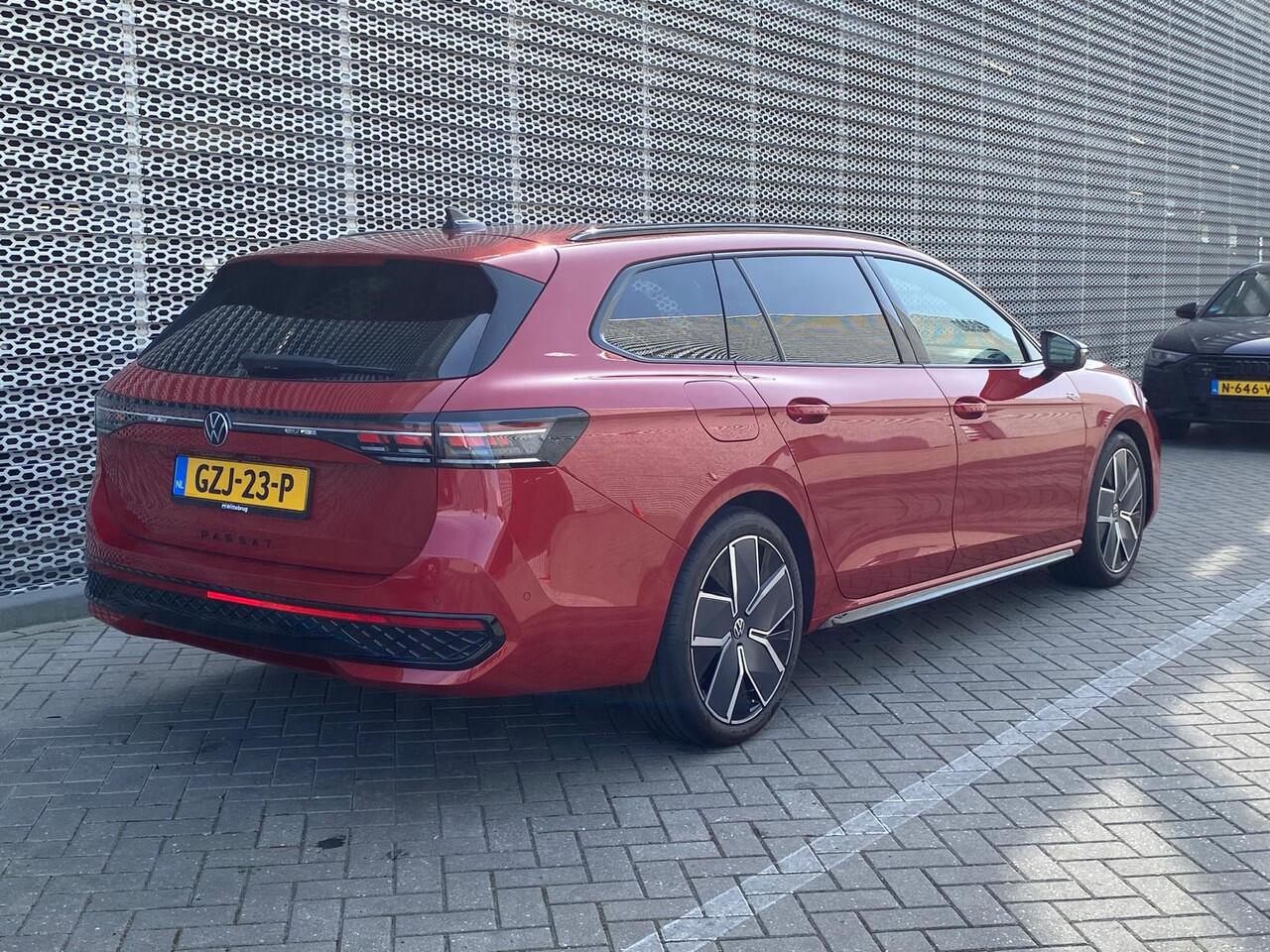 Volkswagen PASSAT Variant 1.5 eTSI 150 PK DSG R-Line Edition / Vollederen R-Line Bekleding / Head Up Display / Harman Kardon / Panoramadak /