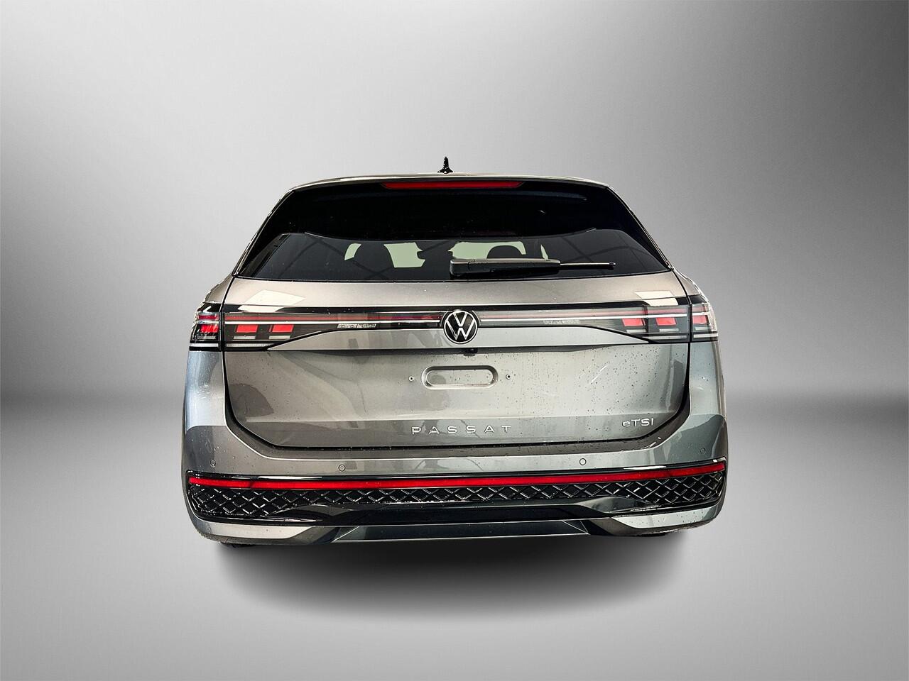 Volkswagen PASSAT Variant 1.5 150pk eTSI R-Line Edition App-Connect Wireless | Panoramadak | Achteruitrijcamera