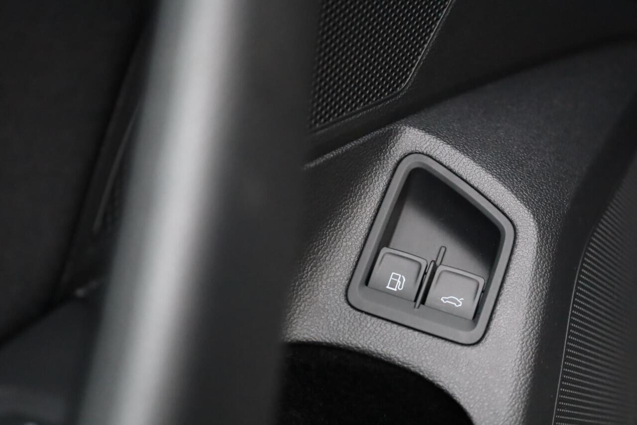 Volkswagen PASSAT 1.4 TSI PHEV GTE Business PL ¤562 p/m* 156PK / 115kW wegklapbare trekhaak achteruitrijcamera navigatie stoelverwarming ergo stoel draadloos carplay en laden 3 zone climatronic parkeersensoren led verlichting 220 volt aansluiting