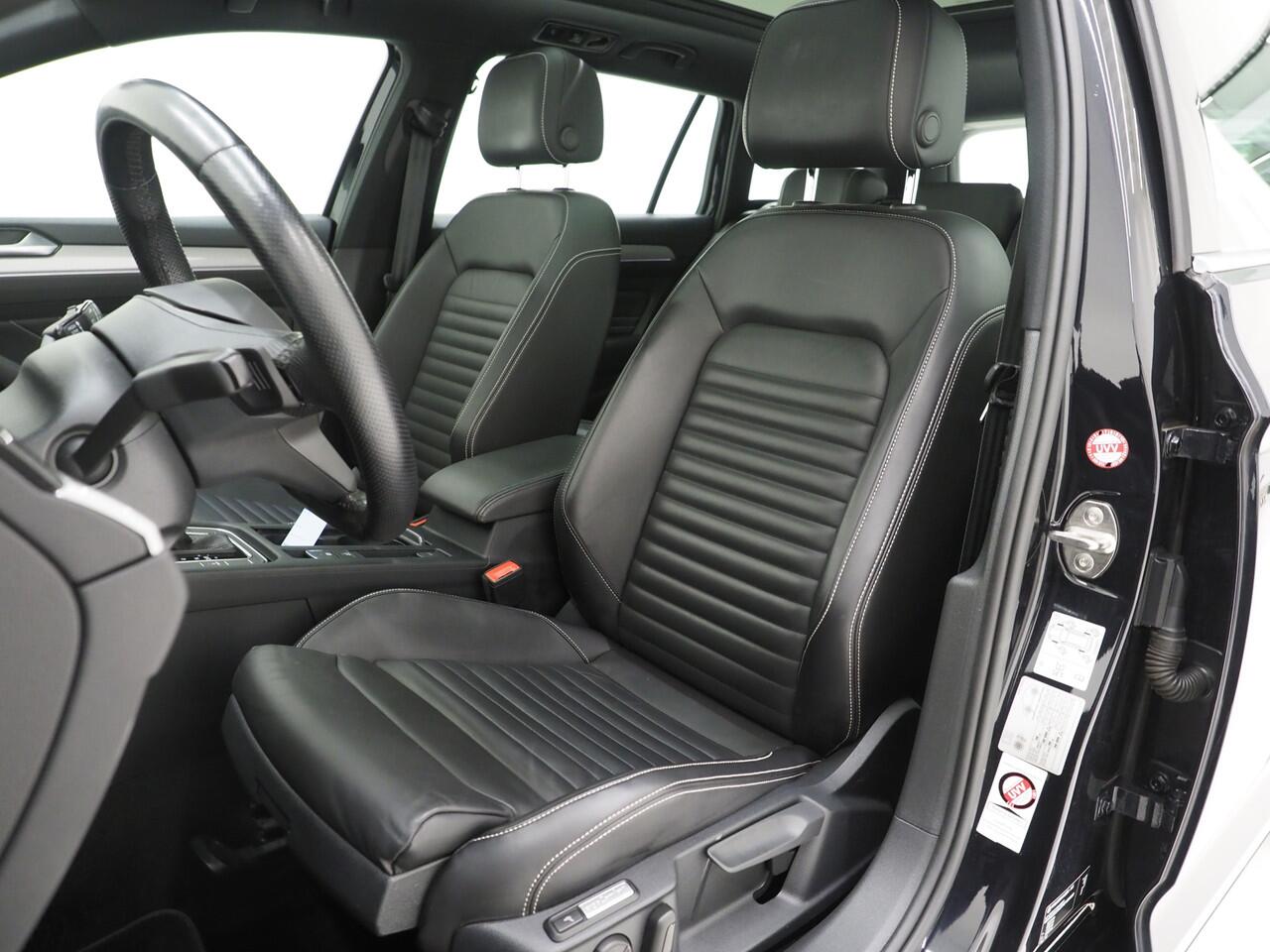 Volkswagen PASSAT Variant 1.4 TSI PHEV GTE | Panoramadak | Trekhaak | Massage | Camera | Adaptive Cruise | Carplay