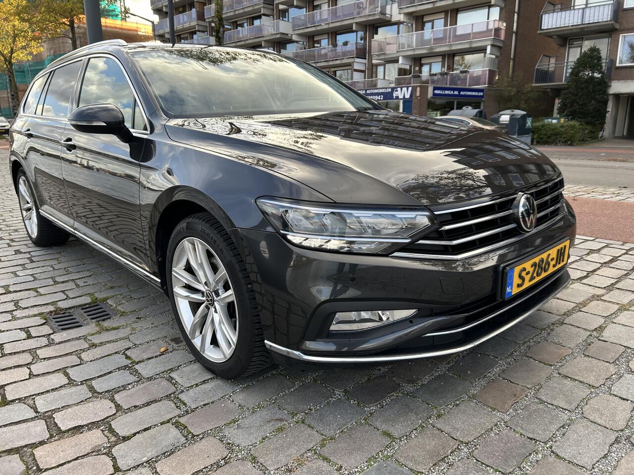 Volkswagen PASSAT Variant 1.5 TSI R-Line Business + van binnen en buiten in nieuwstaat!