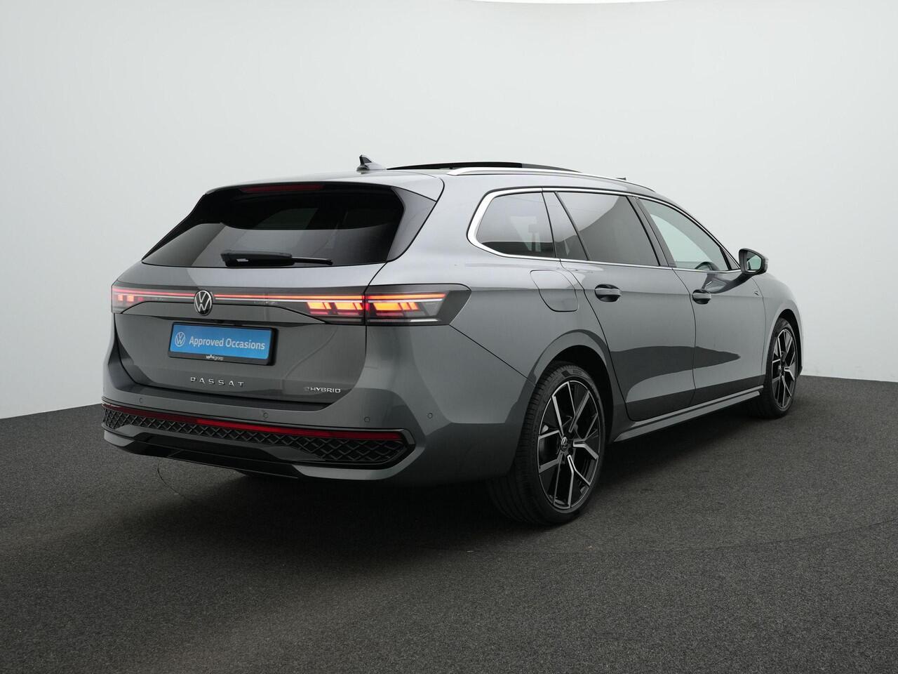 Volkswagen PASSAT Variant 1.5 eHybrid 272 pk DSG R-Line Edition | Panoramdak | Leder | Geheugenstoel-/massagestoelen | Adaptief onderstel | Rondomzicht camera | Stoelventilatie