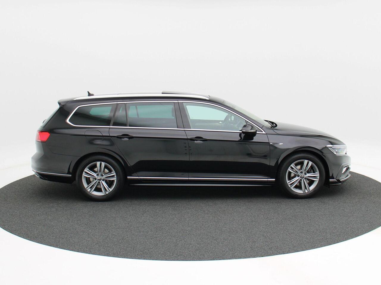 Volkswagen PASSAT Variant 1.5 TSi 150 Pk Automaat R-Line Business + | Panorama Dak | Carplay | Elektrische Achterklep | Stoel Verwarming | Leder Alcantara Bekleding | Full LED | 17 Inch | 53.430 km!!