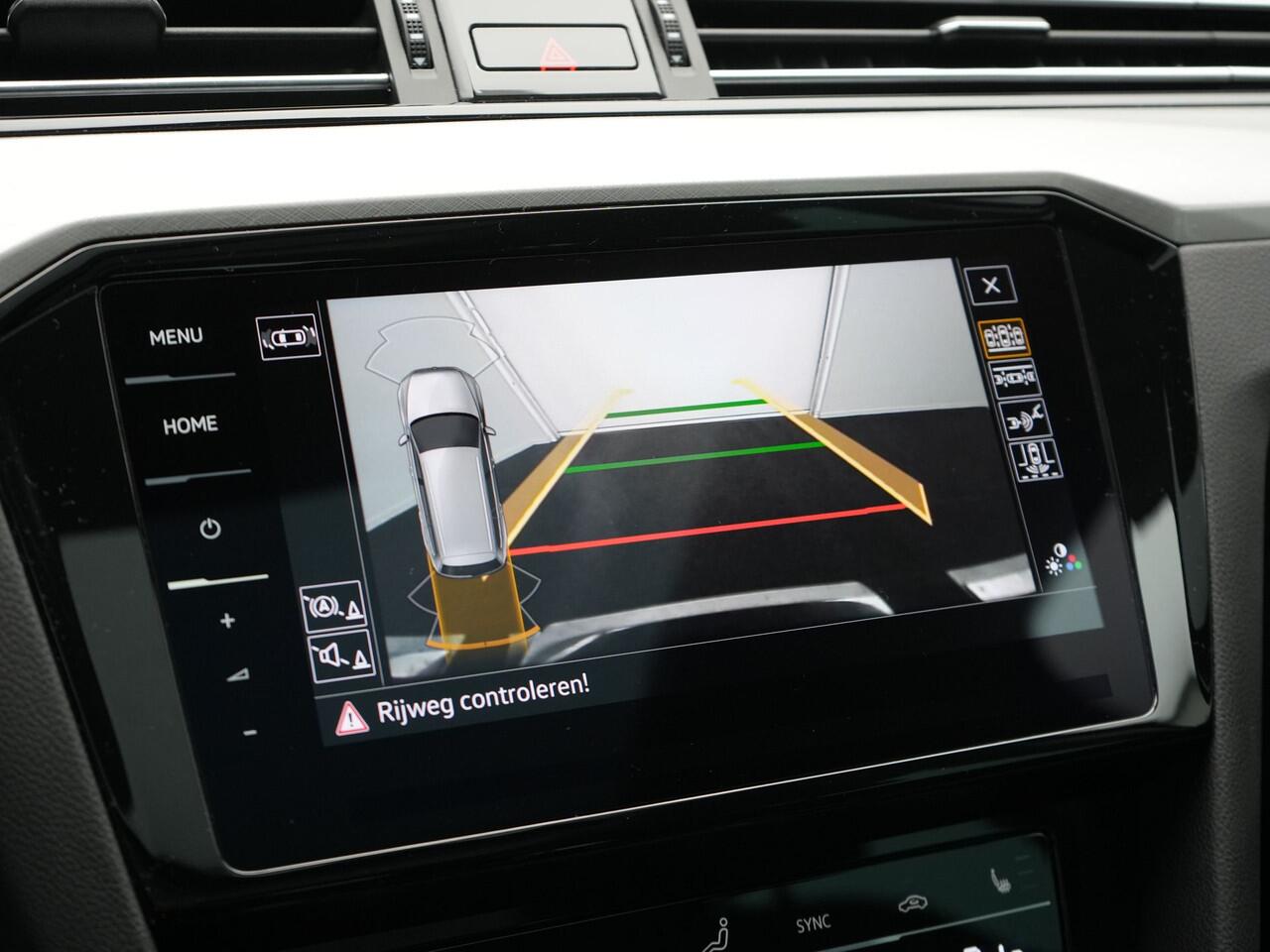 Volkswagen PASSAT Variant 1.4 TSI GTE Highline Plug In Hybrid 218pk Dealer O.H PHEV | Trekhaak Af Fabriek | Panodak | Adaptive Cruise | Camera | Alcantara Sportstoelen Massage & Verwarmd | Apple Carplay | Navigatie | Keyless | Virtual | DAB |