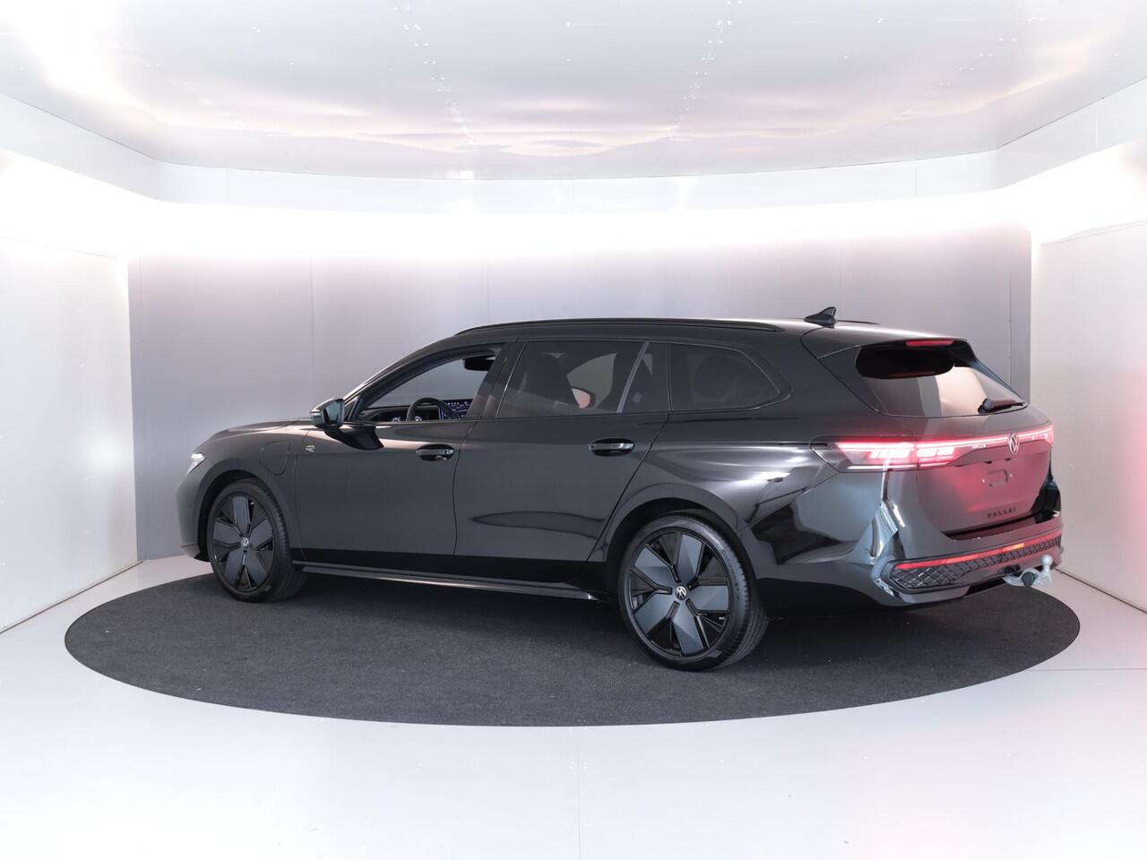 Volkswagen PASSAT Variant 1.5 eHybrid R-Line Edition 272PK PHEV | Panorama dak | Harman Kardon geluidsinstallatie | Trekhaak | Black style |